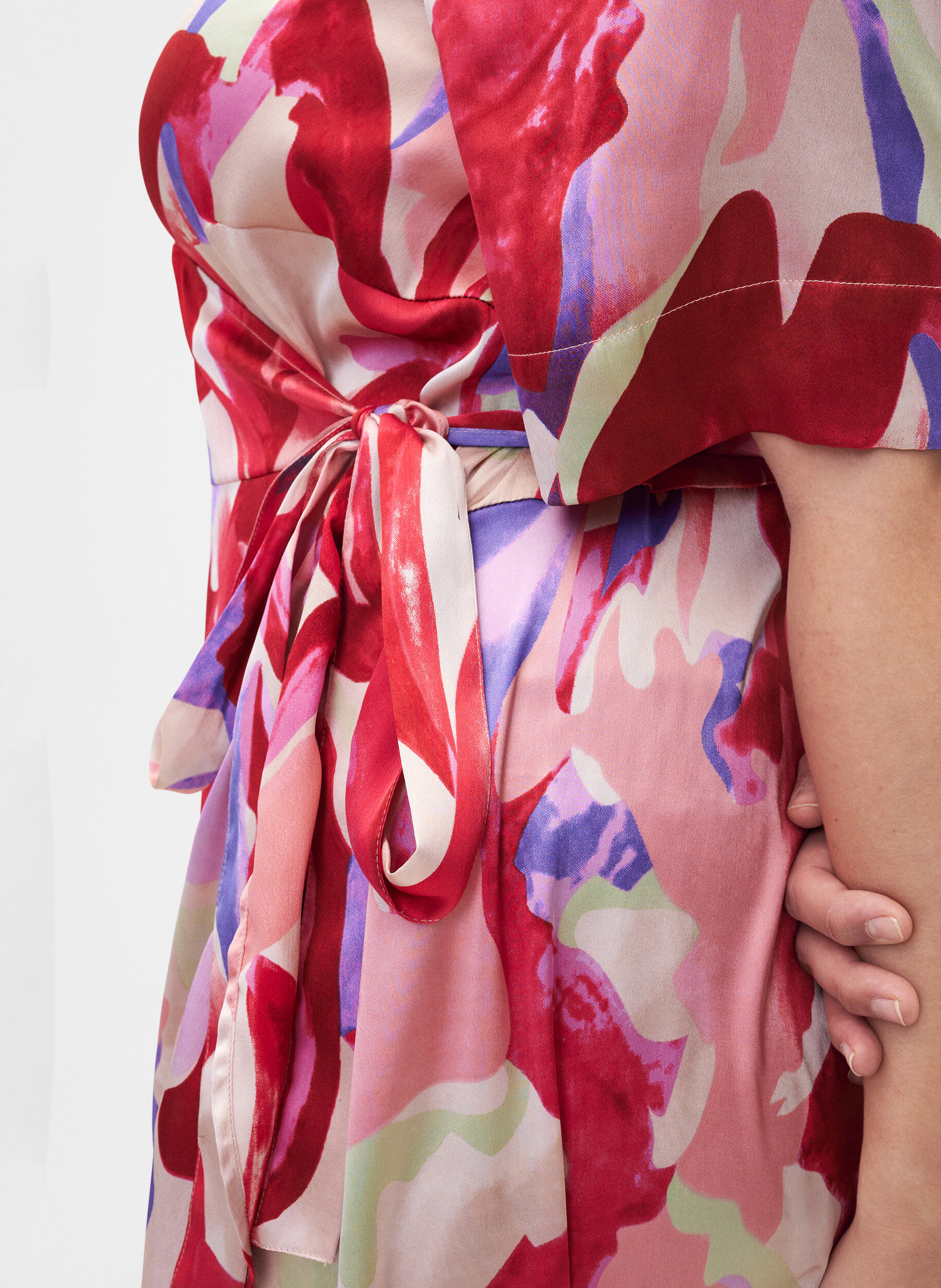 Zizzi Robe portefeuille en satin avec imprim&eacute;, Geranium Graphic AOP, Model image number 2