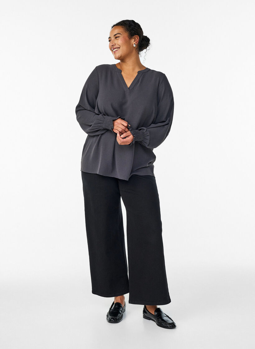 Blouse avec poignets smock&eacute;s et col en V, Gris anthracite, Model image number 1