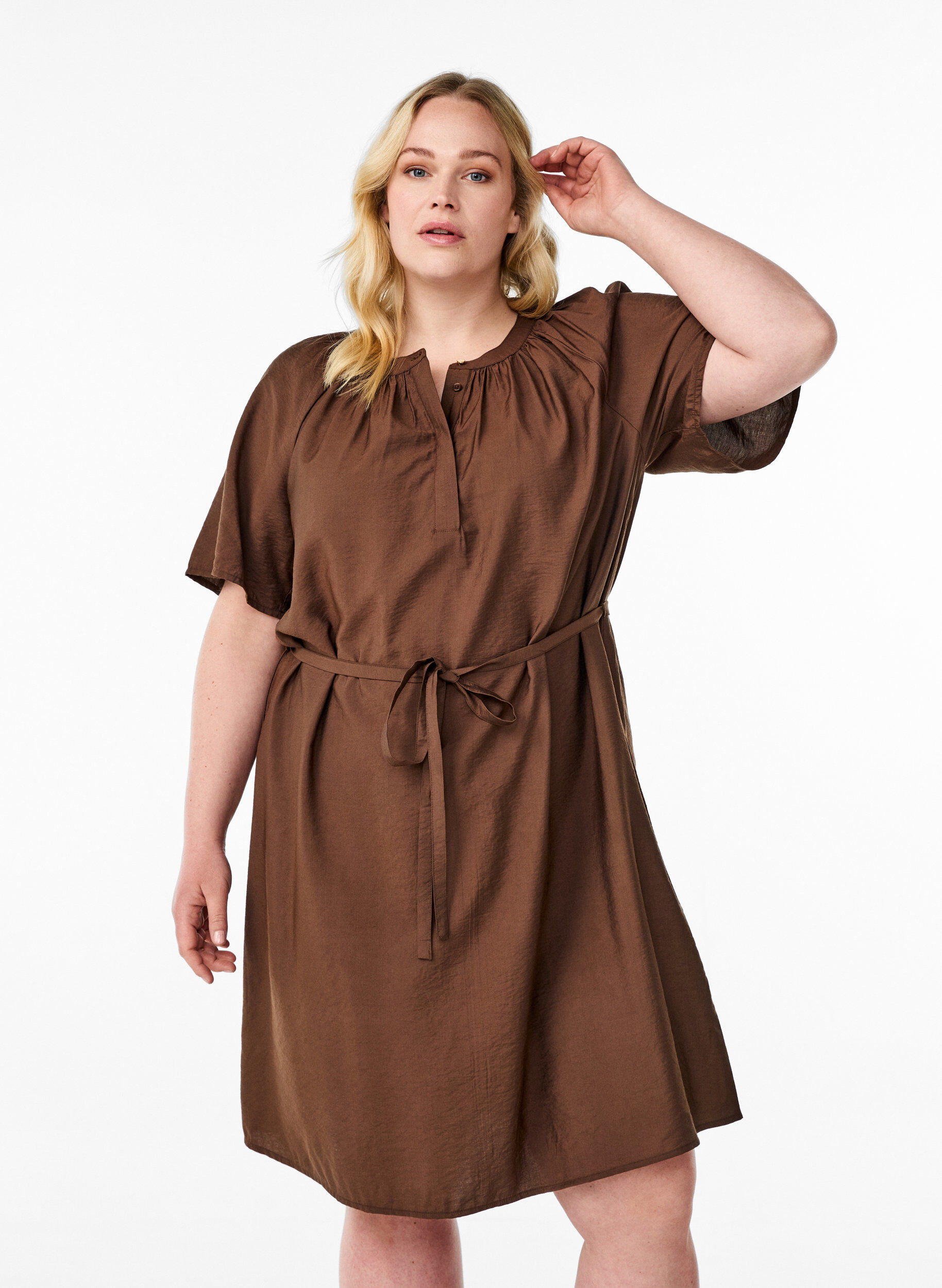 Robe mi-longue &agrave; manches courtes et avec ceinture &agrave; nouer, Marron, Model