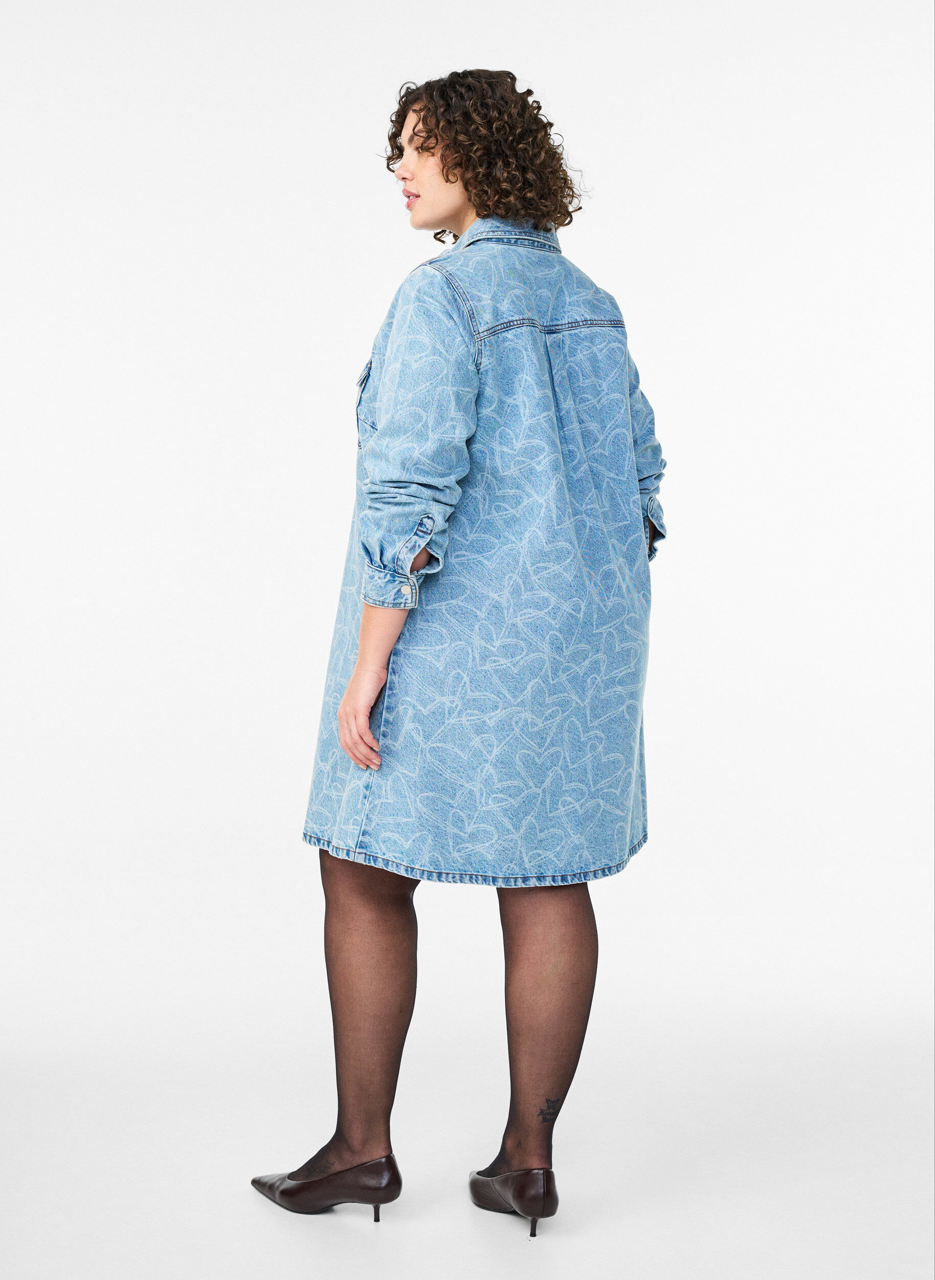 Zizzi Robe en jean &agrave; motif c&oelig;urs, Bleu Clair, Model image number 2