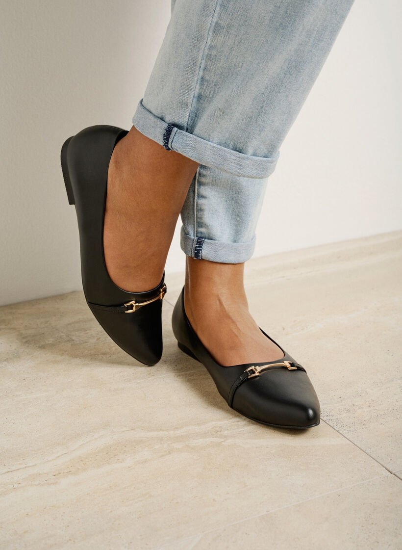 Ballerine à coupe large avec boucle dorée, Black, Image image number 0