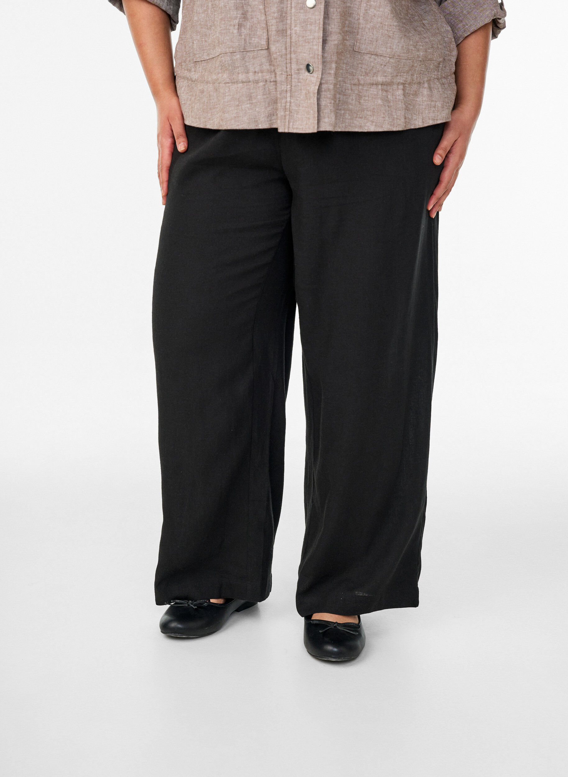 Zizzi Pantalon ample en lin et viscose, Noir, Model image number 2