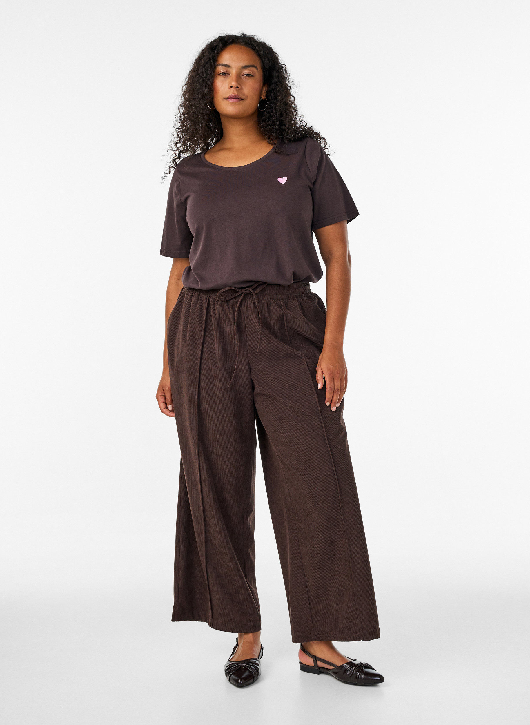 Pantalon en velours c&ocirc;tel&eacute; &agrave; coupe ample et taille haute, Marron, Model