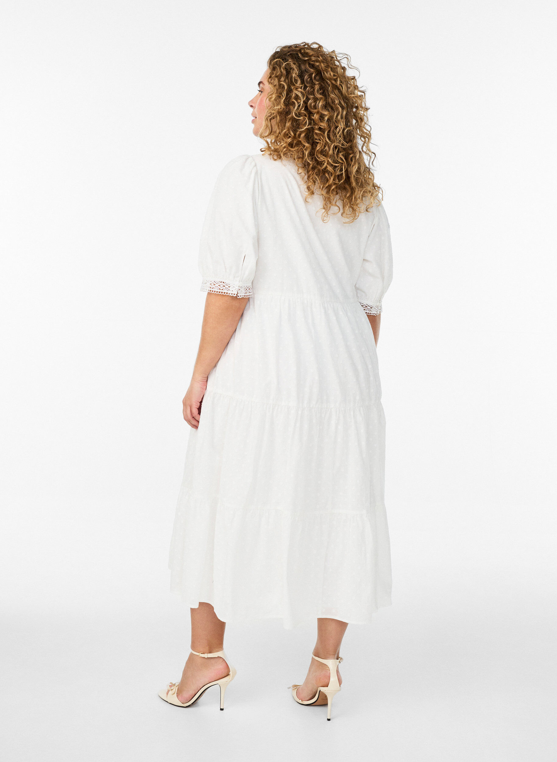 Zizzi Robe midi en coton textur&eacute; avec des d&eacute;tails en crochet, Blanc, Model image number 1