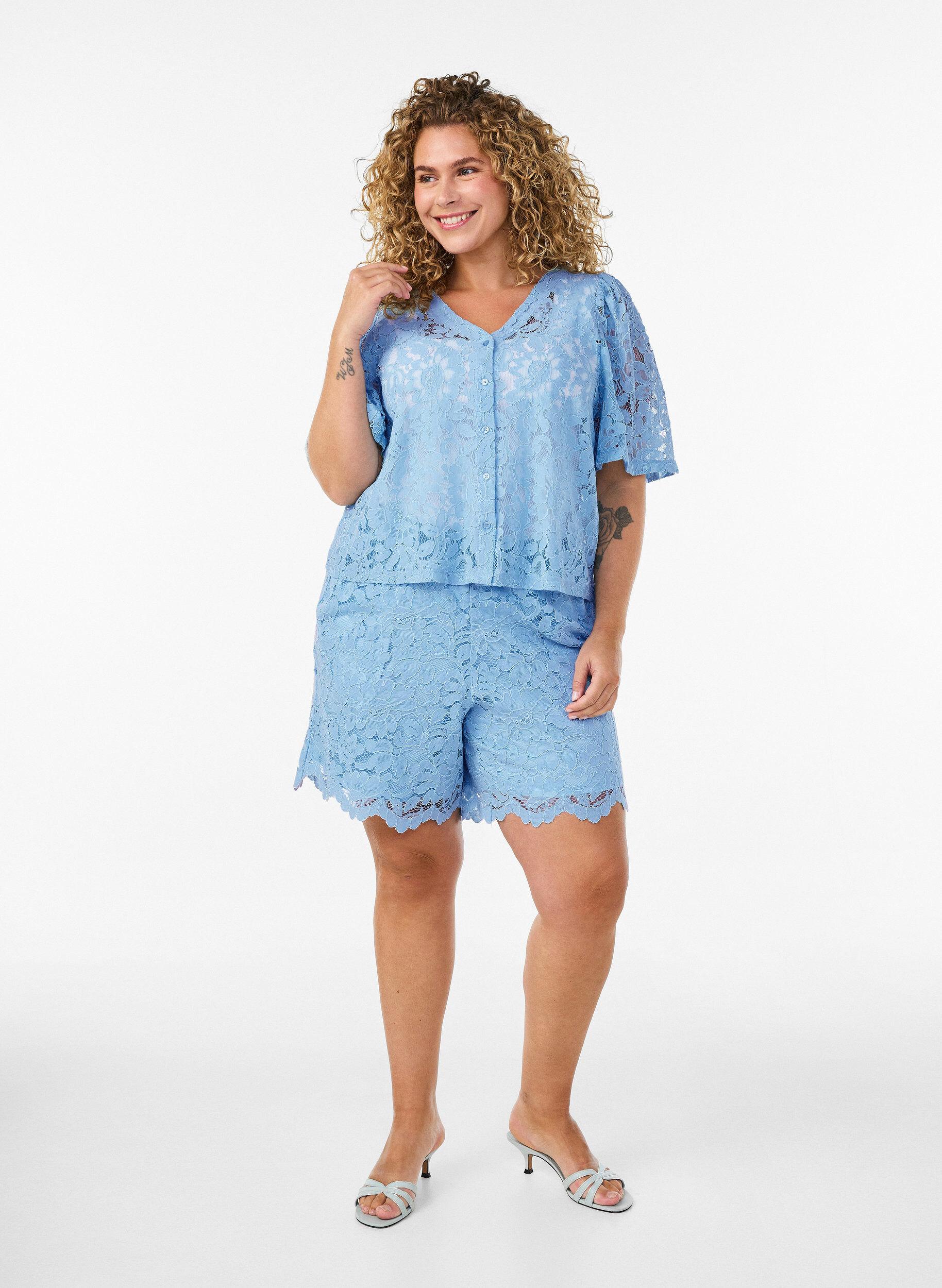 ZizziBlouse en dentelle &agrave; manches courtes et col V, Bleu, Model image number 1