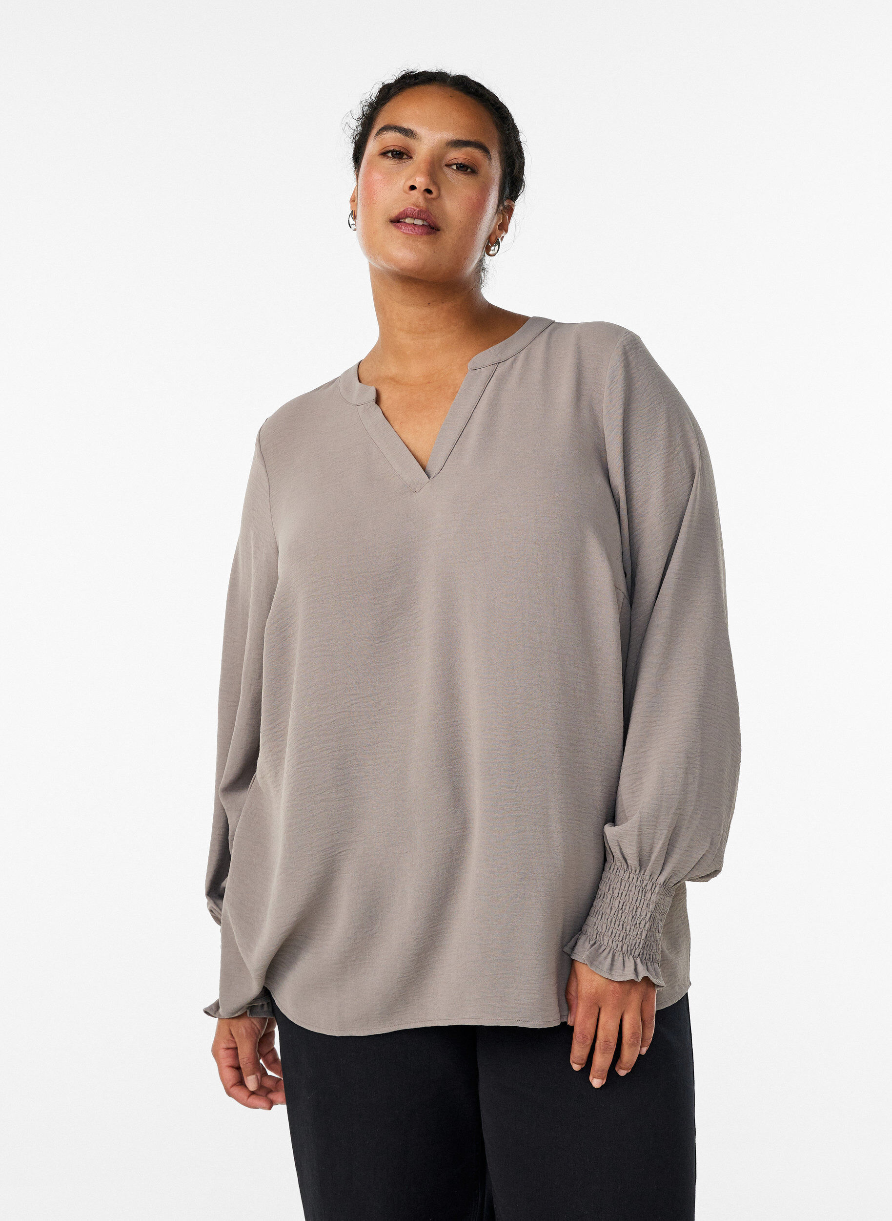 ZizziBlouse avec poignets smock&eacute;s et col en V, Beige, Model image number 0