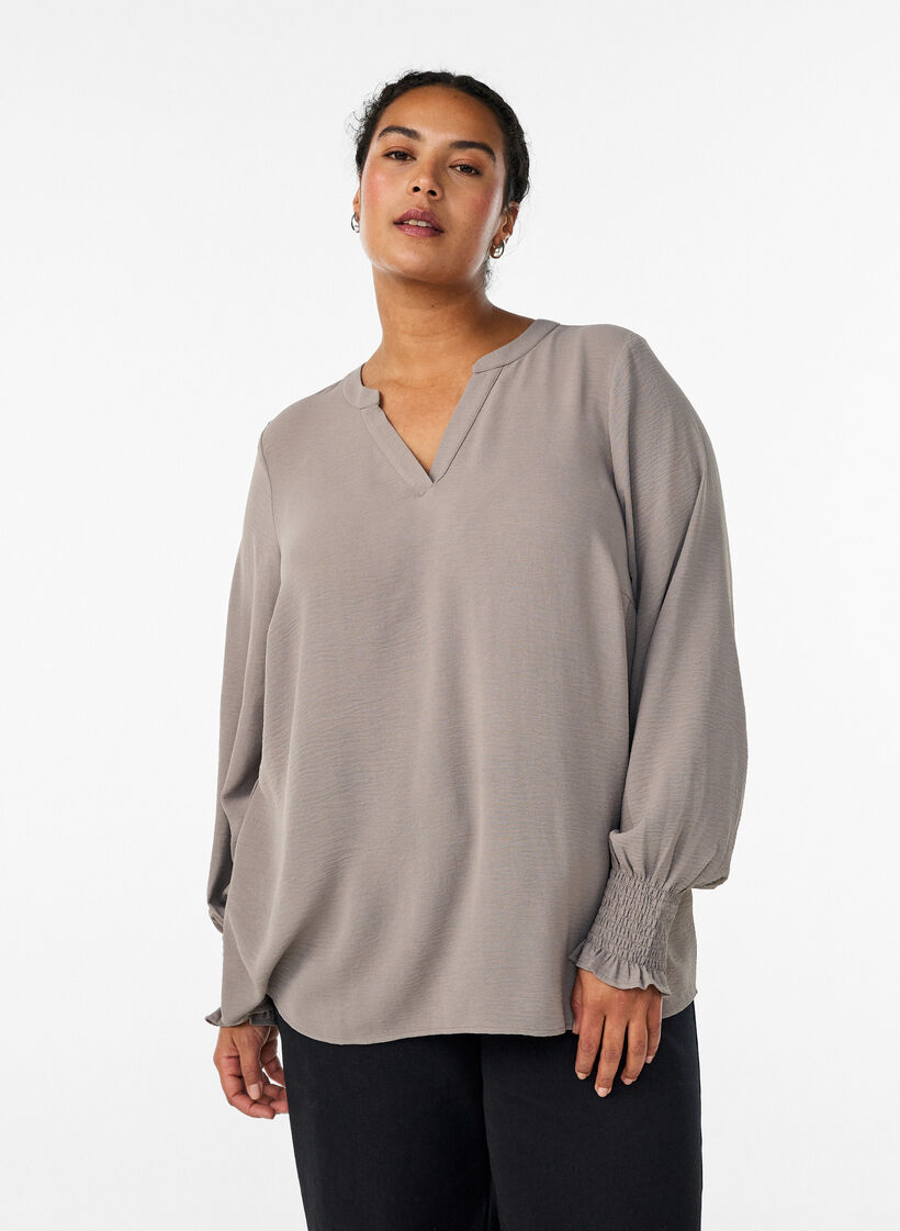 Blouse avec poignets smock&eacute;s et col en V, Beige, Model image number 0