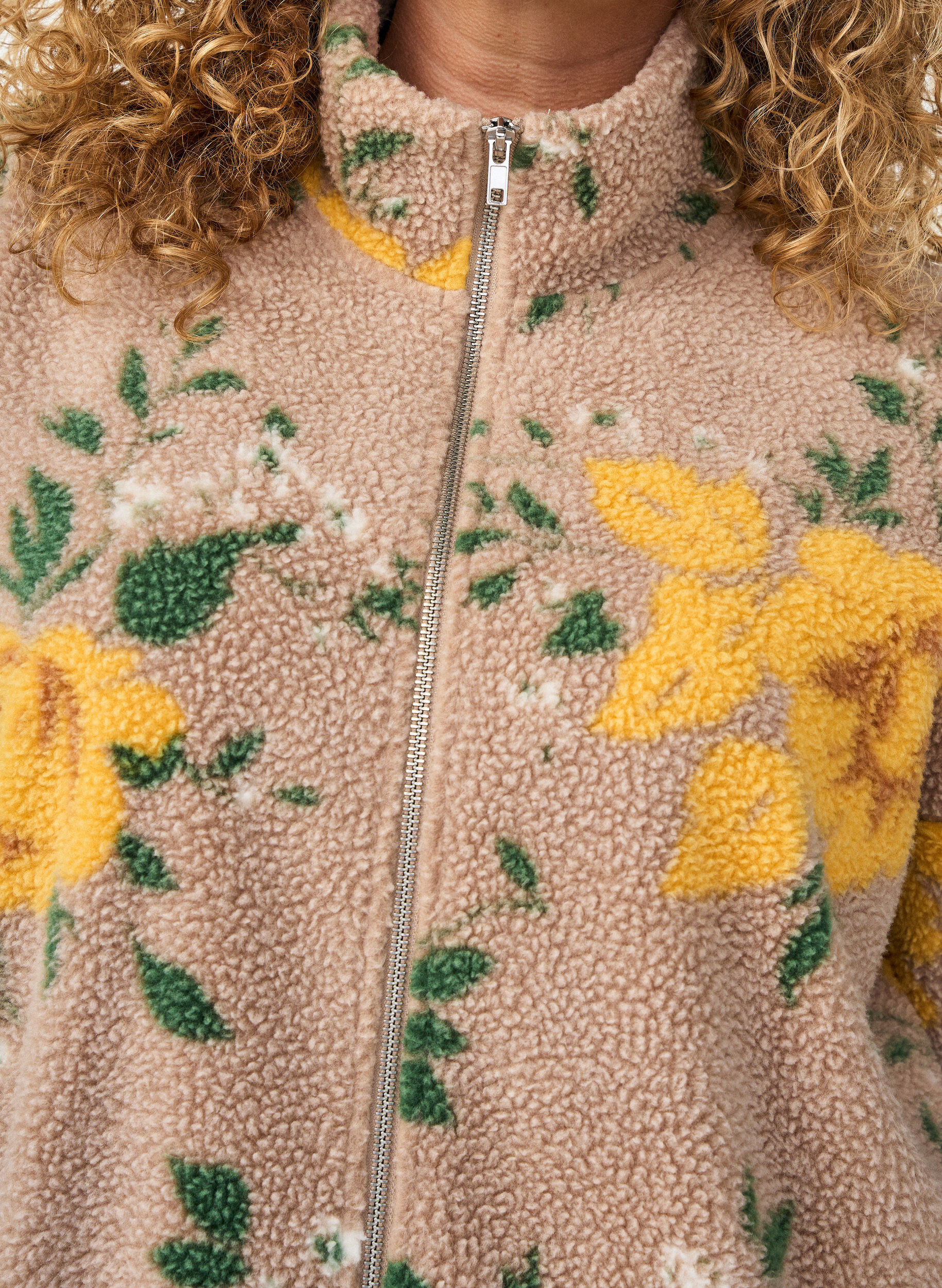 ZizziVeste en polaire &agrave; motif floral avec col montant et fermeture zipp&eacute;e, Beige, Model image number 3