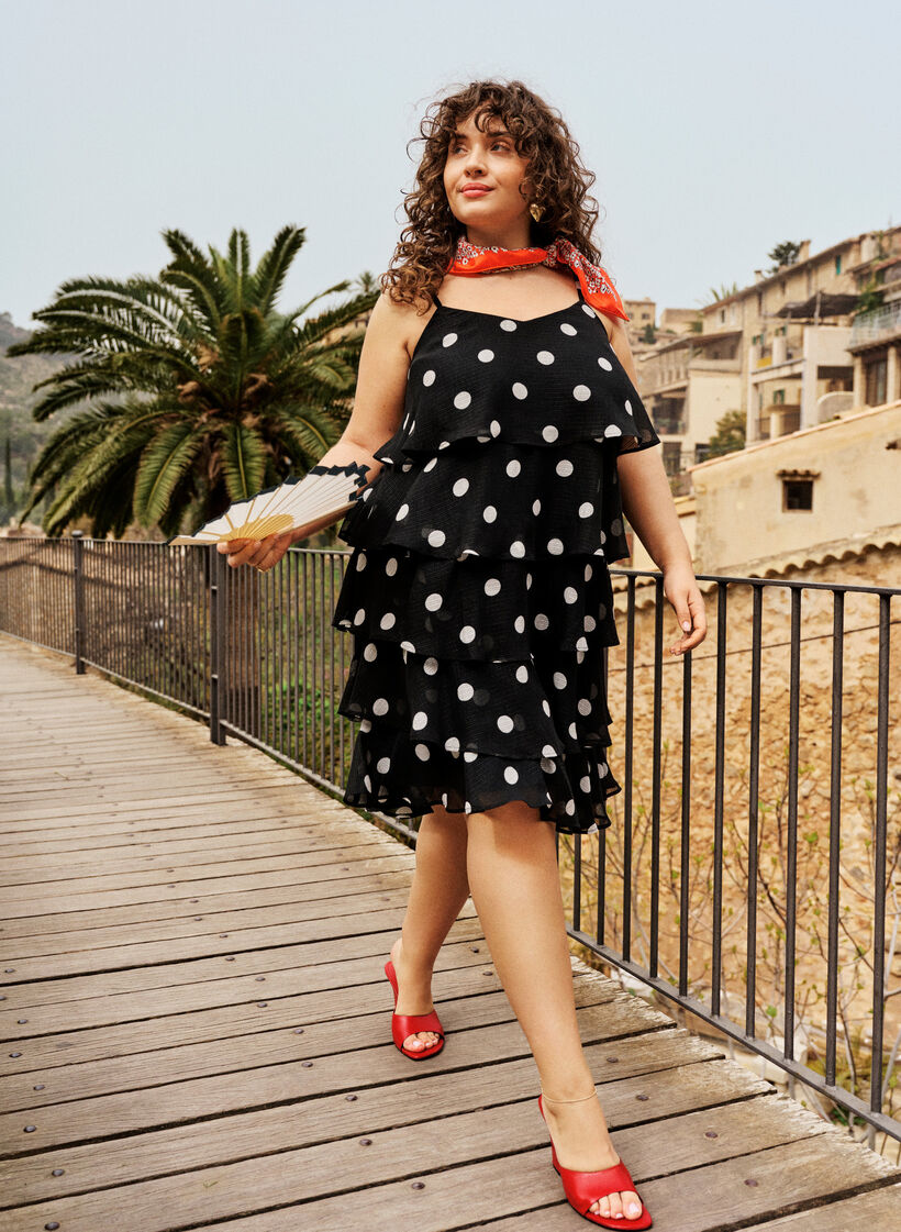 Robe &agrave; volants superpos&eacute;s avec fines bretelles, Noir, Image image number 0