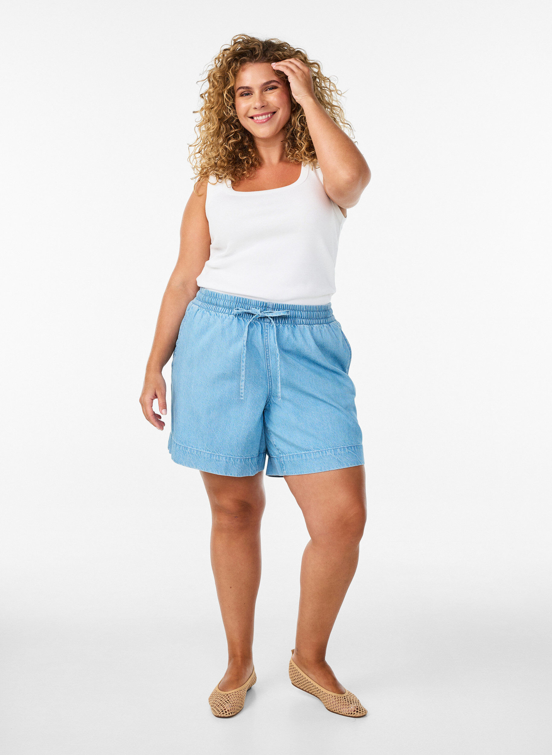 ZizziShort aspect denim avec taille &eacute;lastiqu&eacute;e et cordon de serrage, Bleu Clair, Model image number 1