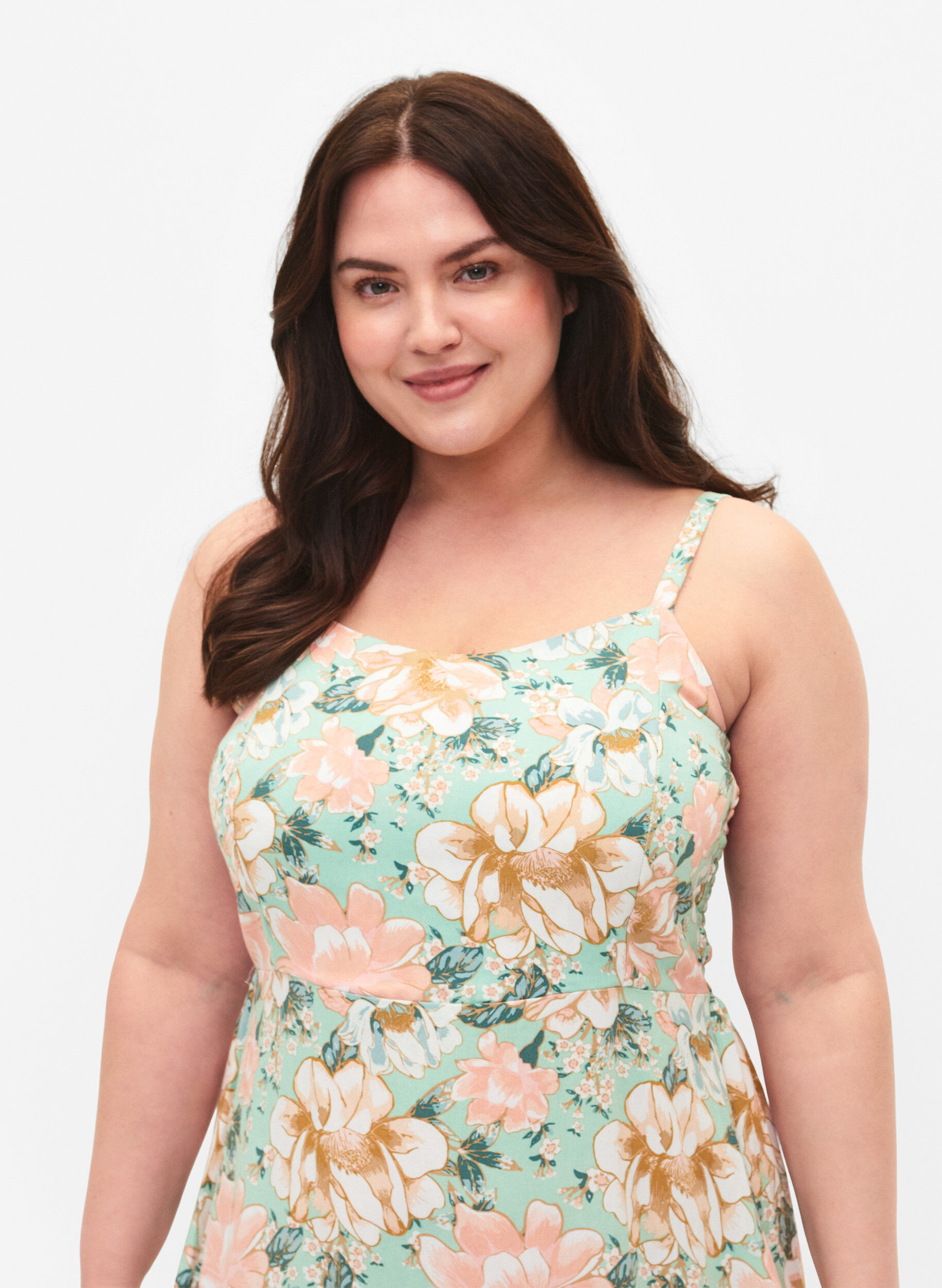 Zizzi Robe &agrave; bretelles en viscose florale avec smocking, Green Flower, Model image number 2