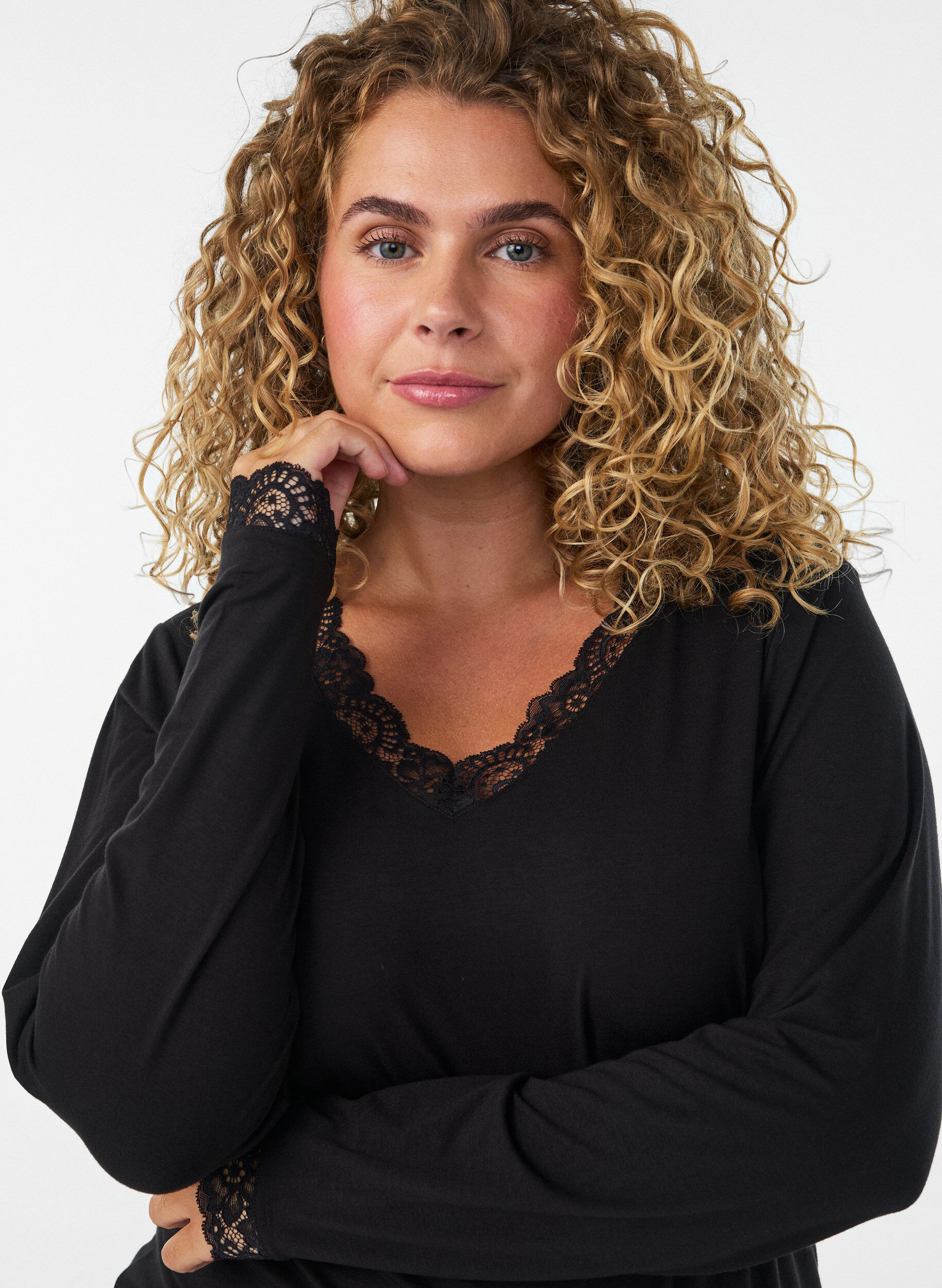 ZizziBlouse en viscose avec d&eacute;tails en dentelle et col en V, Noir, Model image number 3