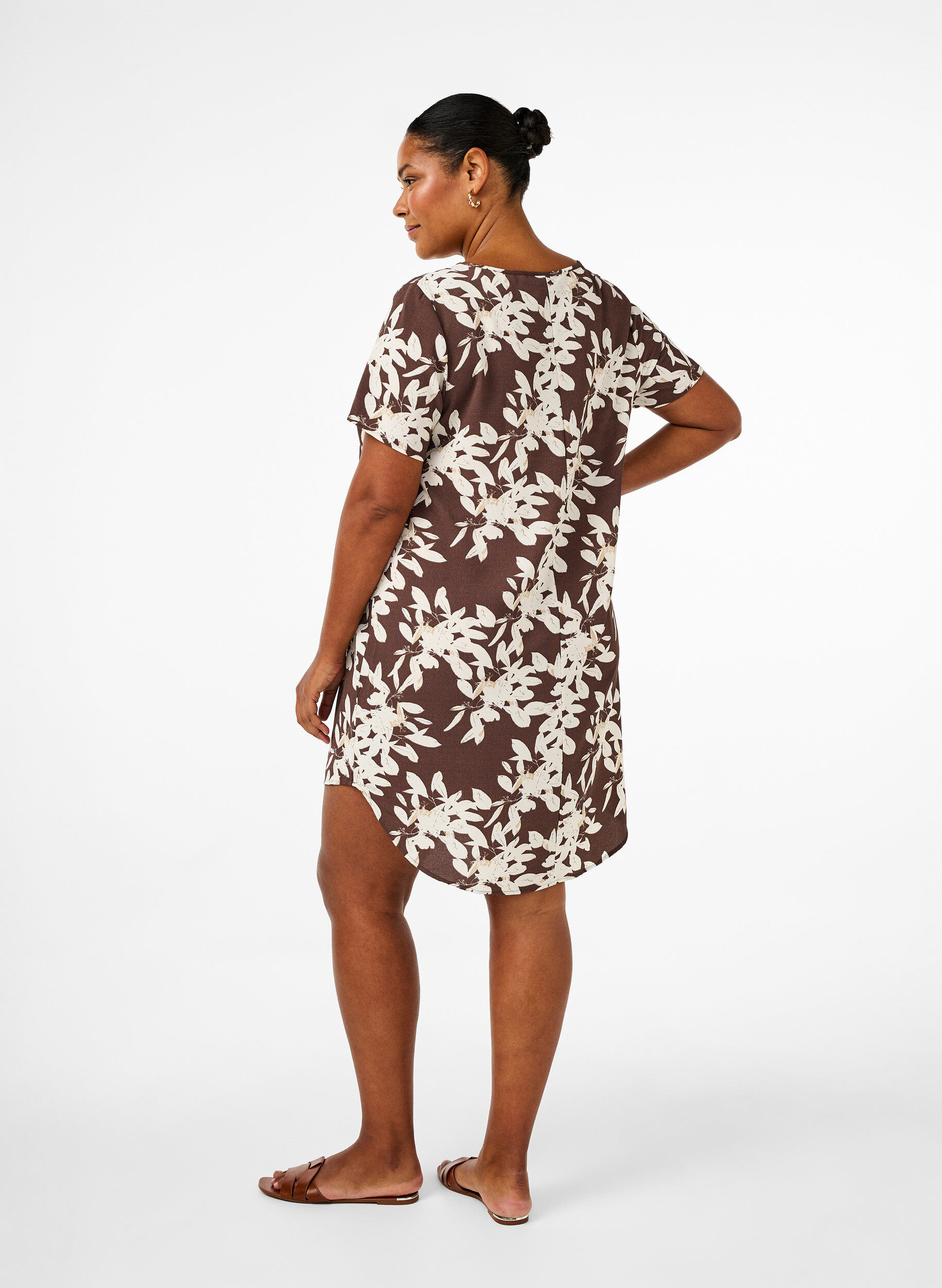 Zizzi Robe &agrave; manches courtes avec imprim&eacute;, Marron, Model image number 2