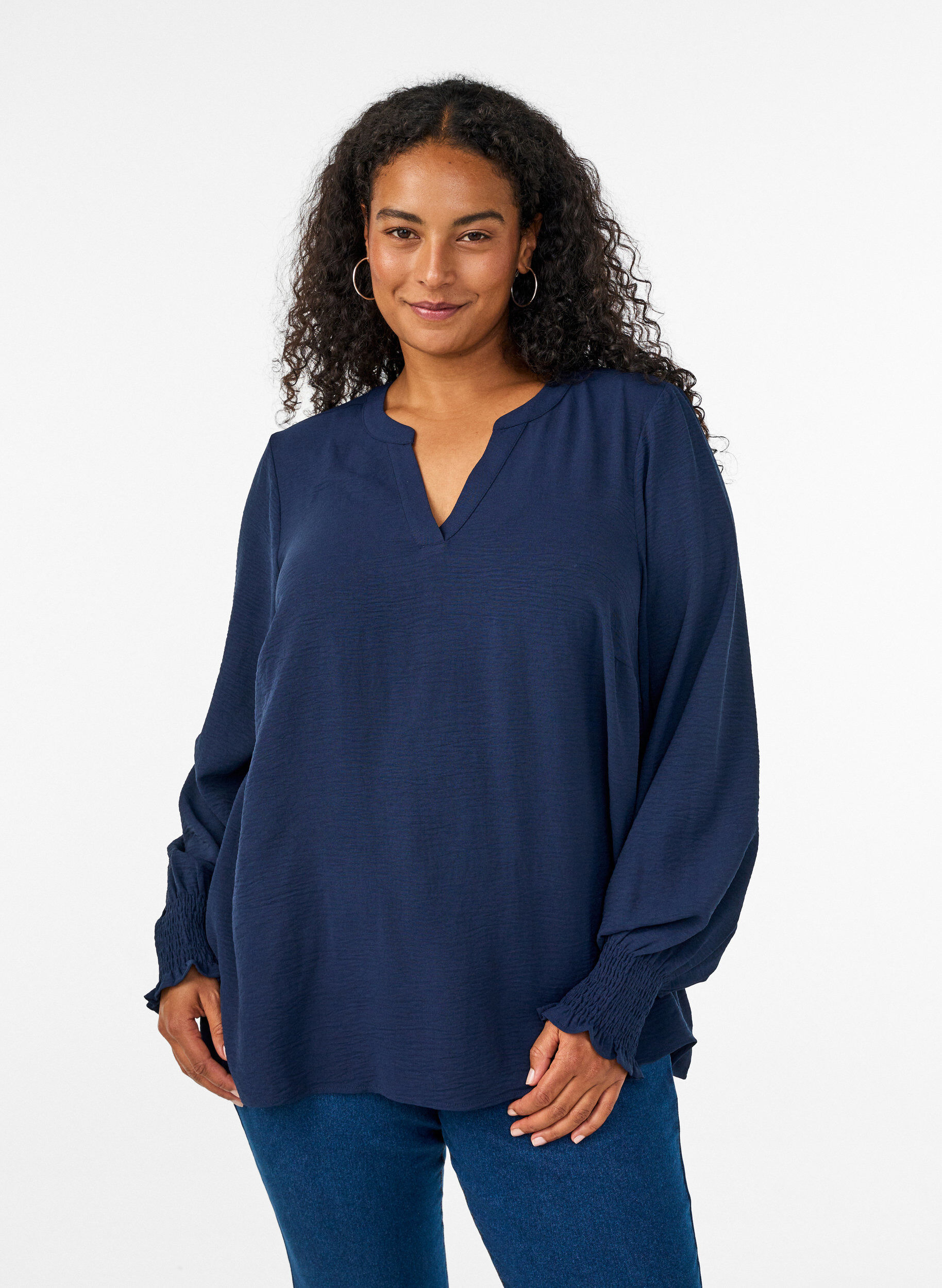 ZizziBlouse avec poignets smock&eacute;s et col en V, Bleu, Model image number 0