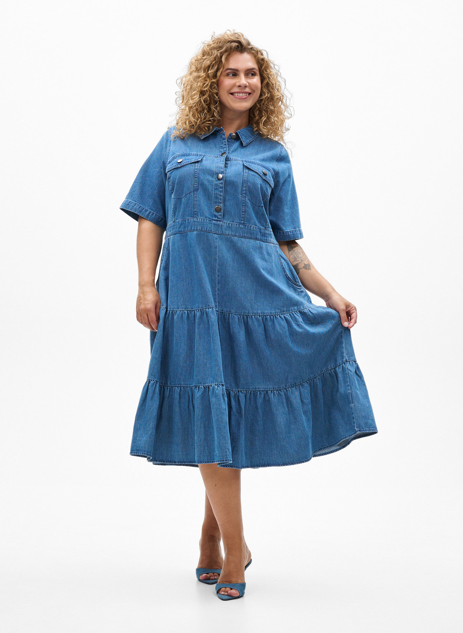 Zizzi Robe midi en jean avec boutons et manches courtes, Bleu, Model image number 1