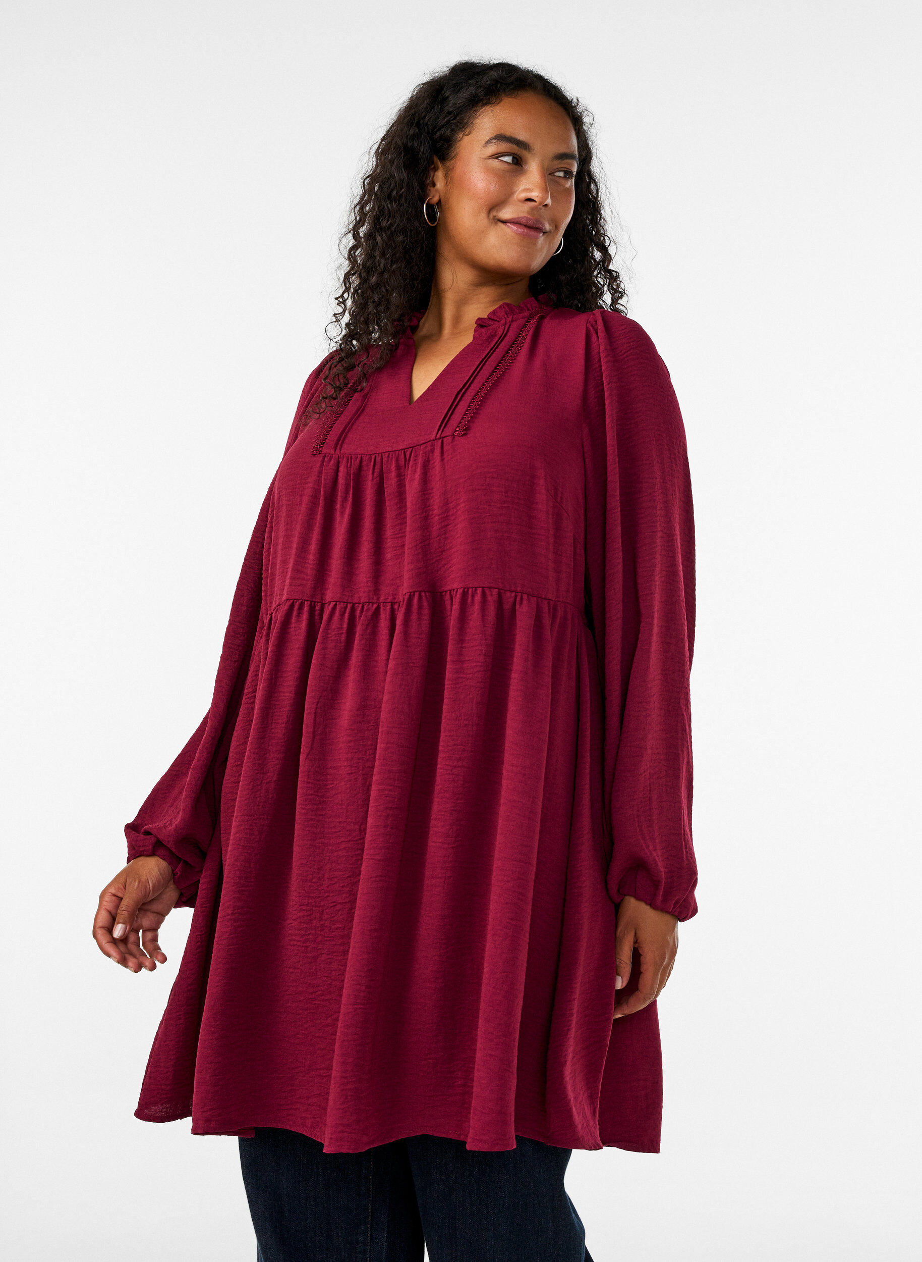 Robe coupe &eacute;vas&eacute;e avec une taille empire, Rouge, Model