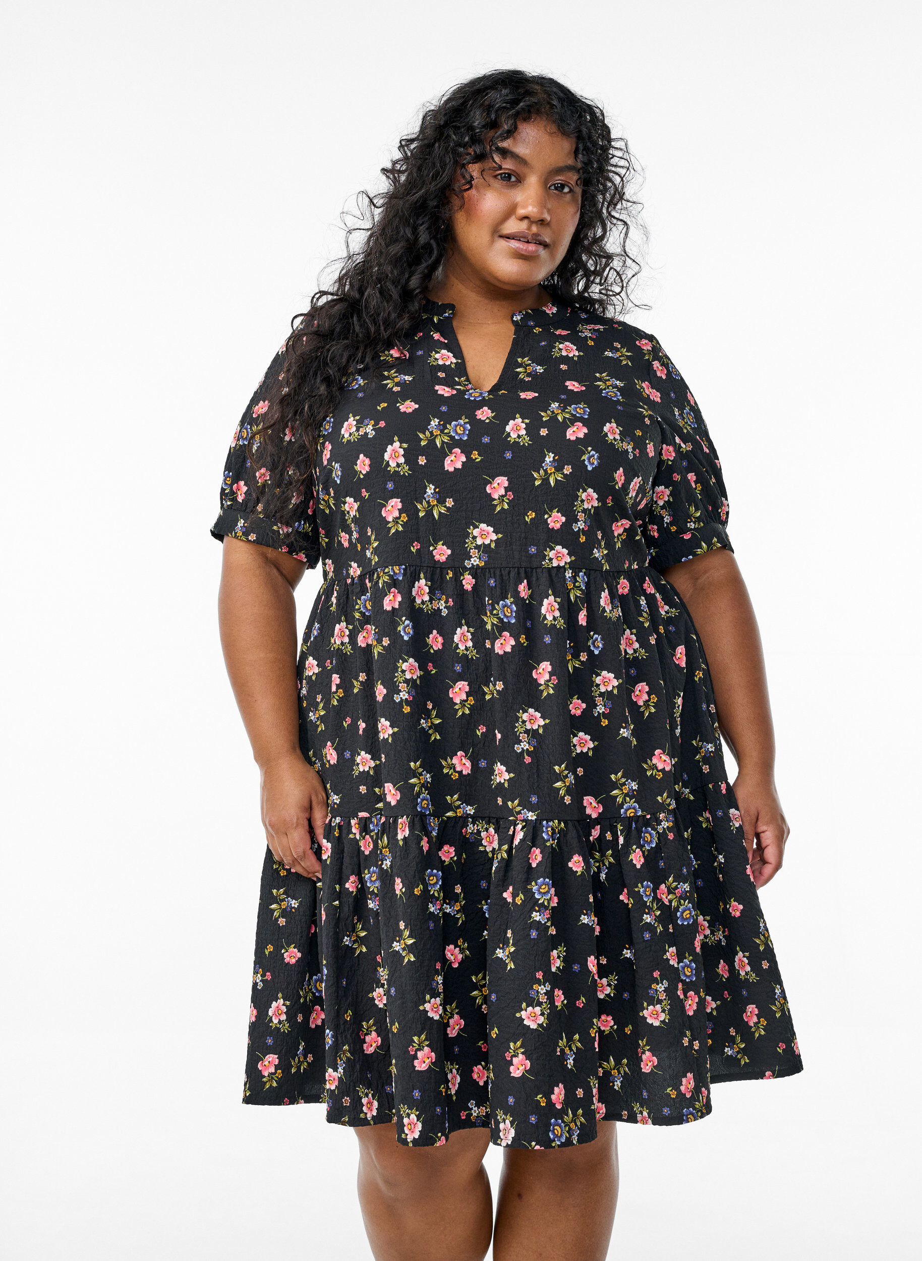 Robe courte coupe &eacute;vas&eacute;e, Noir, Model