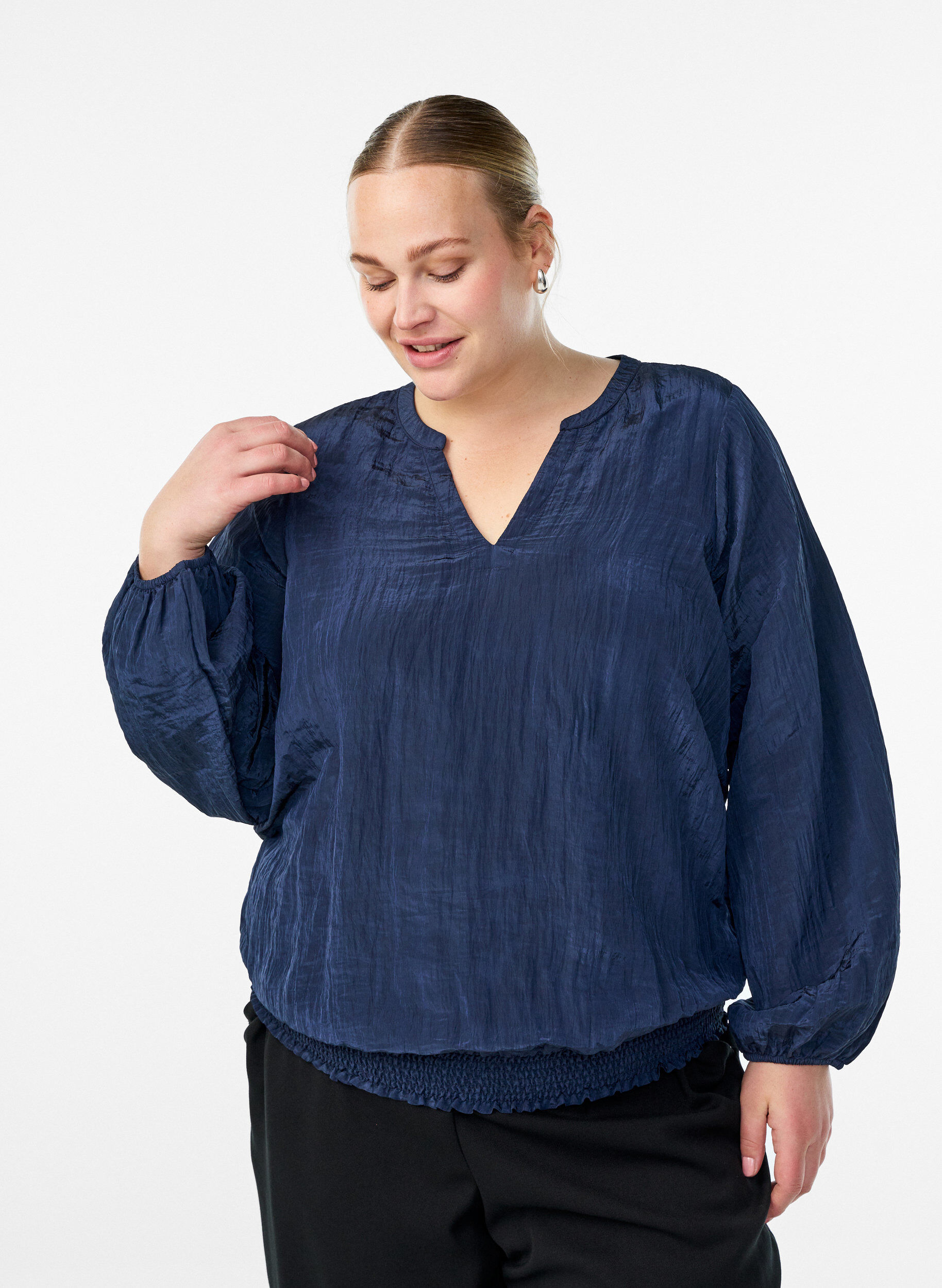 Blouse avec col en V et texture froiss&eacute;e, Bleu, Model