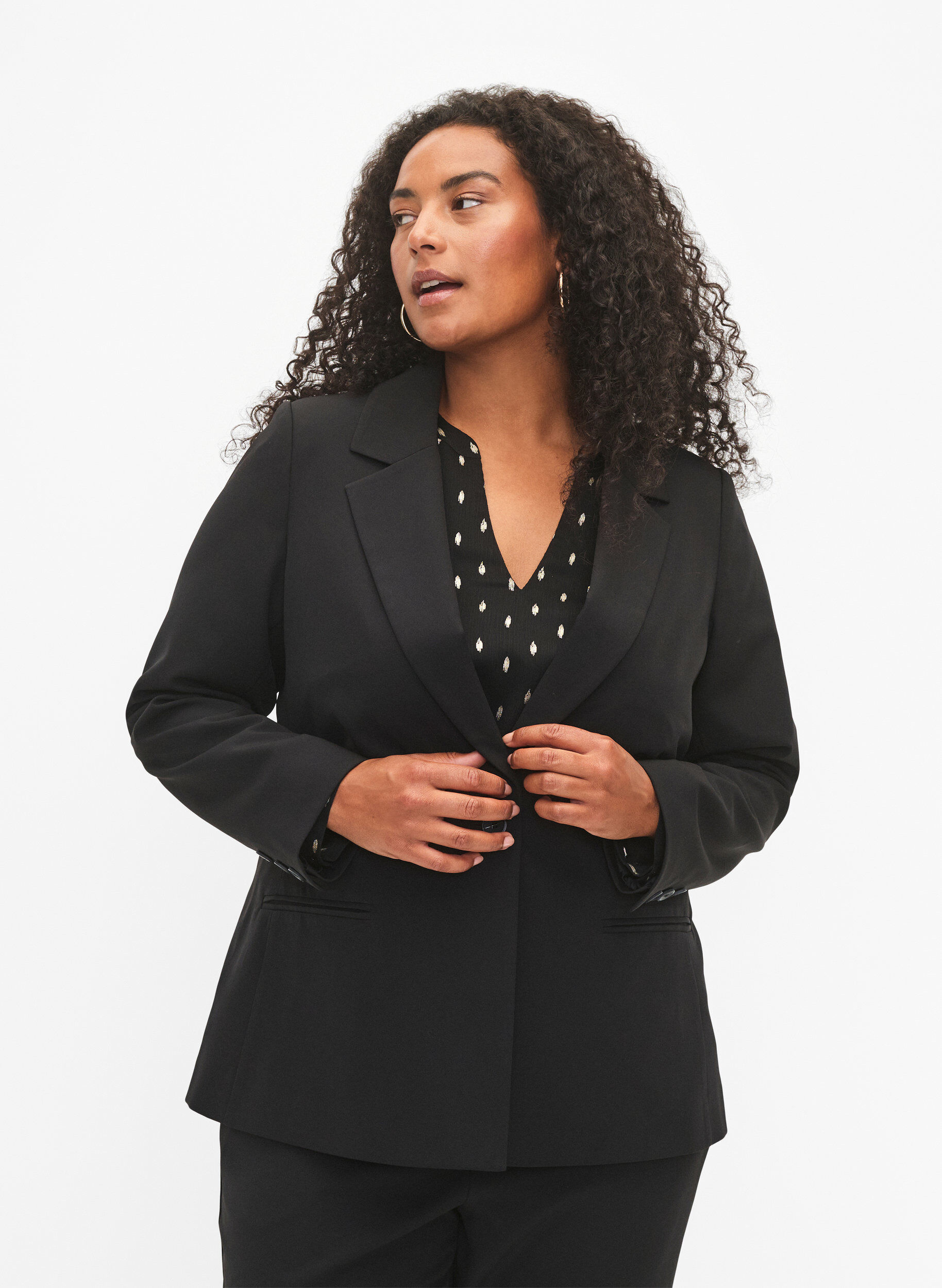 Zizzi Blazer avec une fermeture &agrave; bouton unique, Black, Model image number 0
