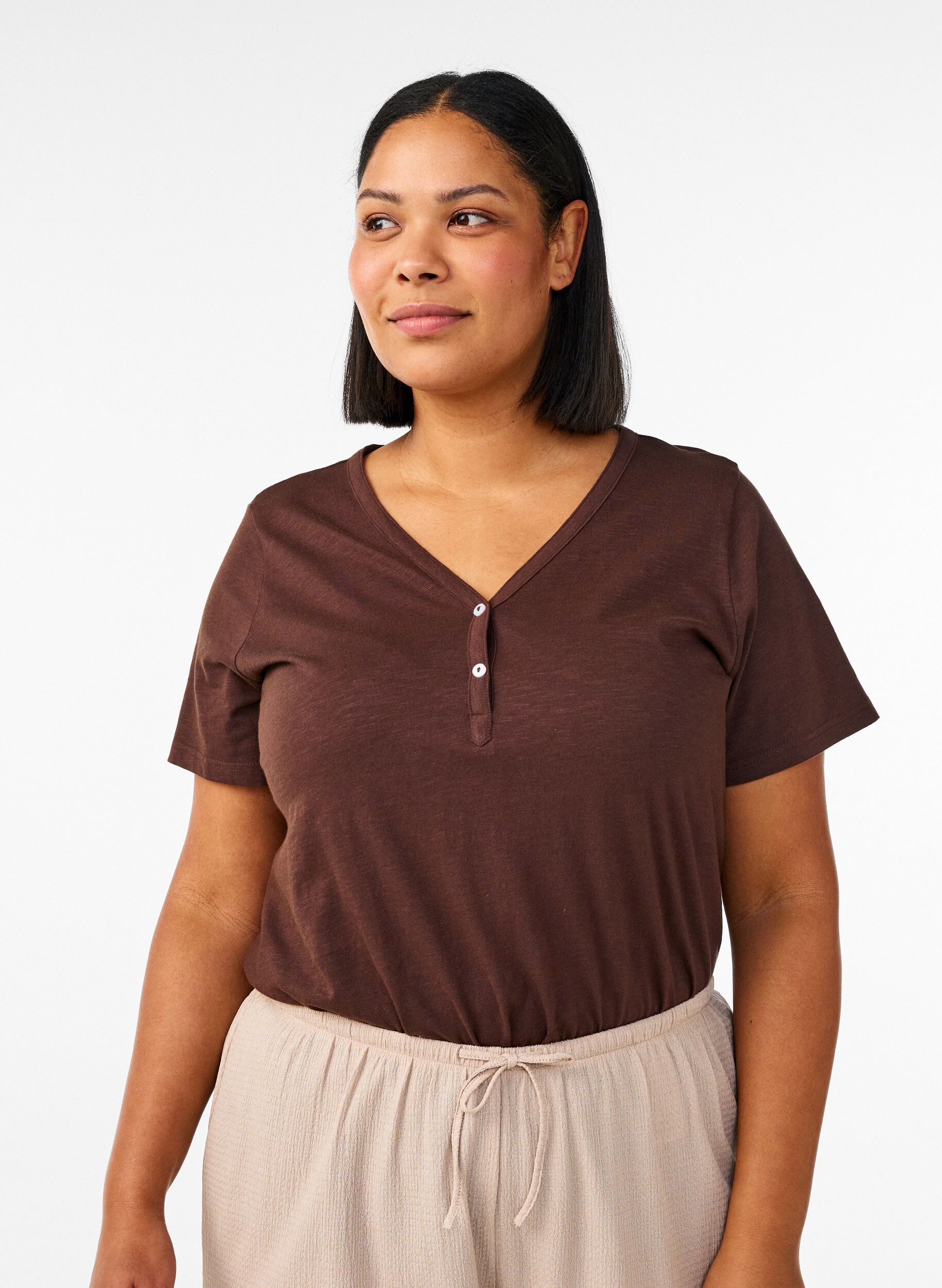 T-shirt dot&eacute; de boutons, Marron, Model