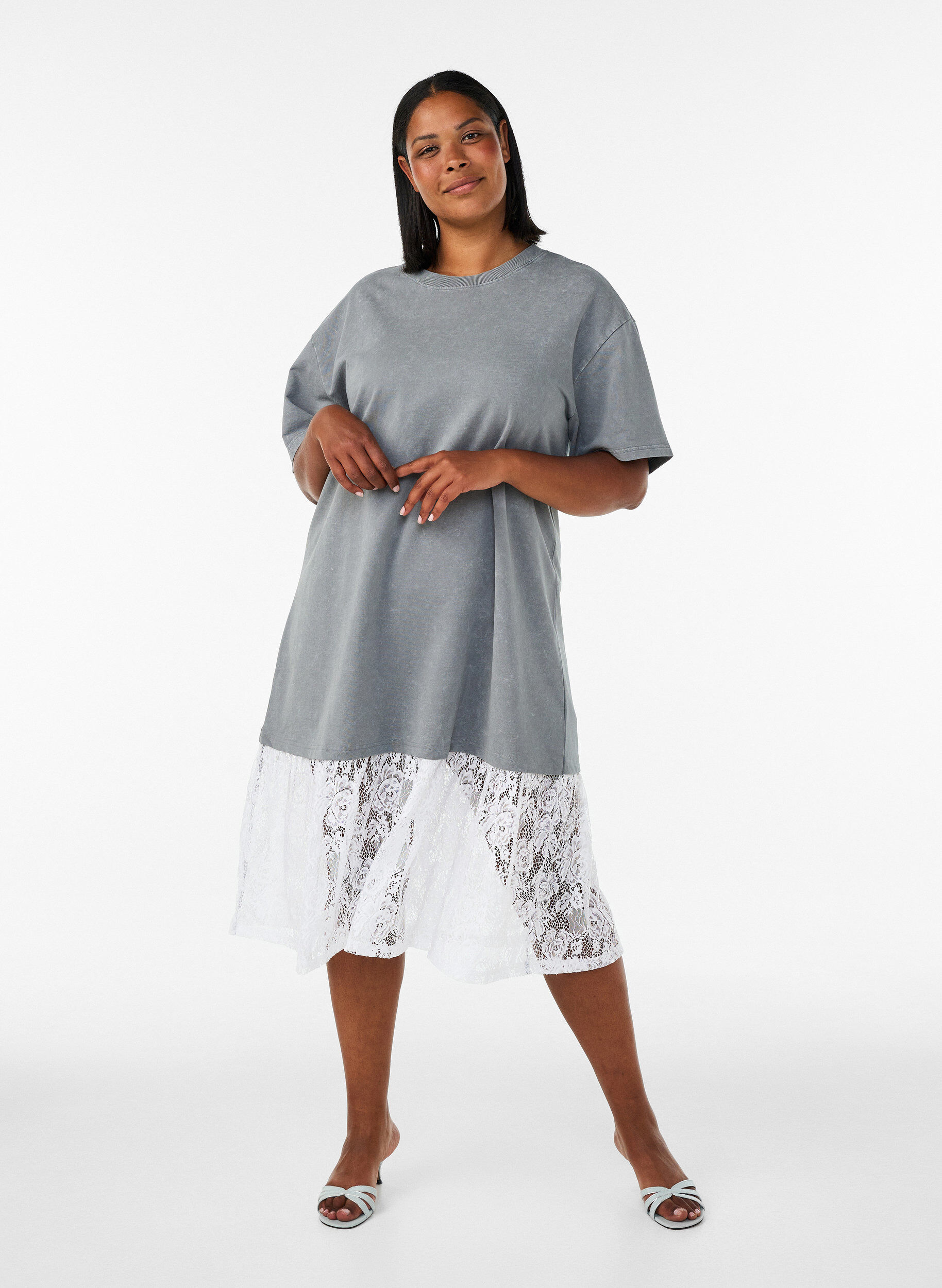Robe T-shirt ample avec bordure en dentelle, Gris, Model