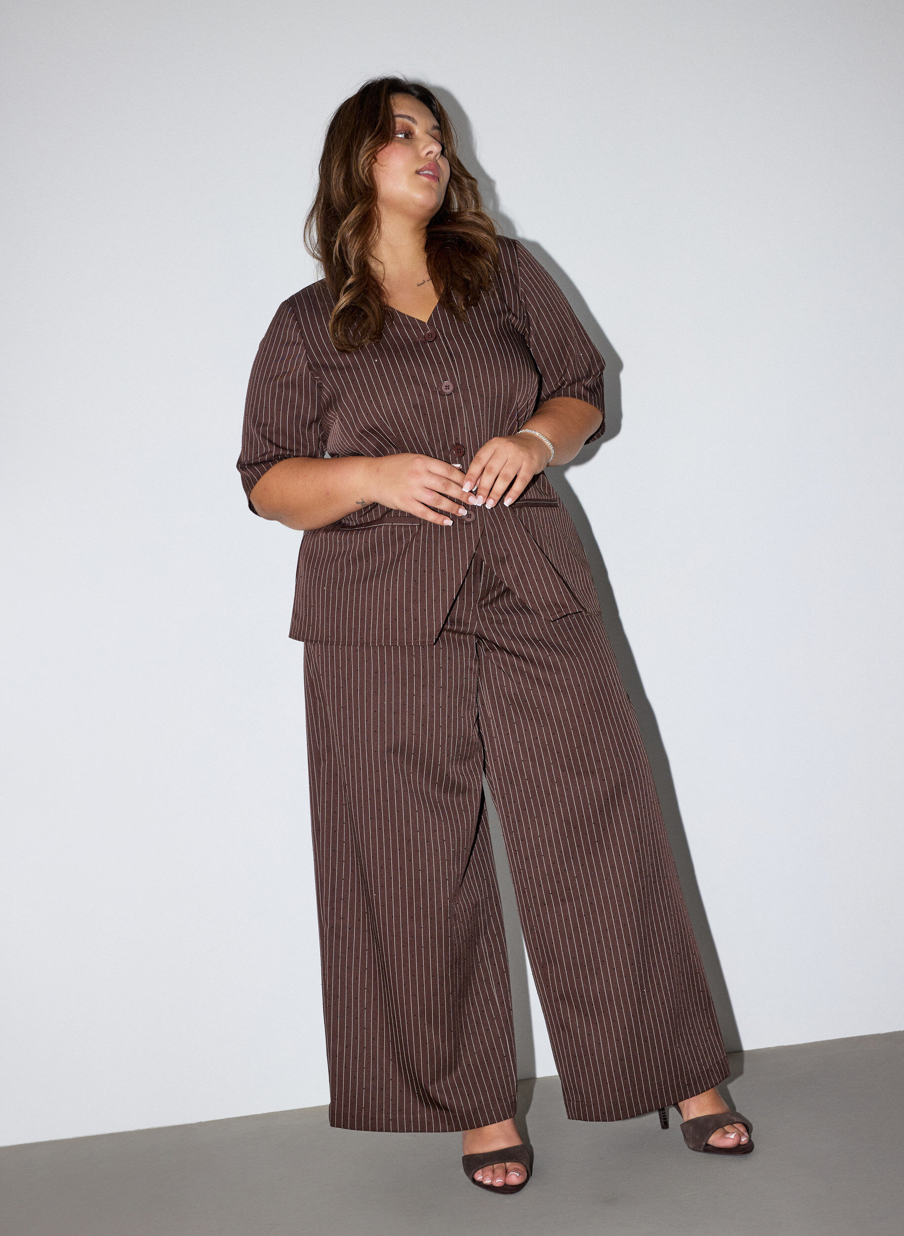 ZizziPantalon coupe amples &agrave; rayures tennis avec strass, Marron, Model image number 0