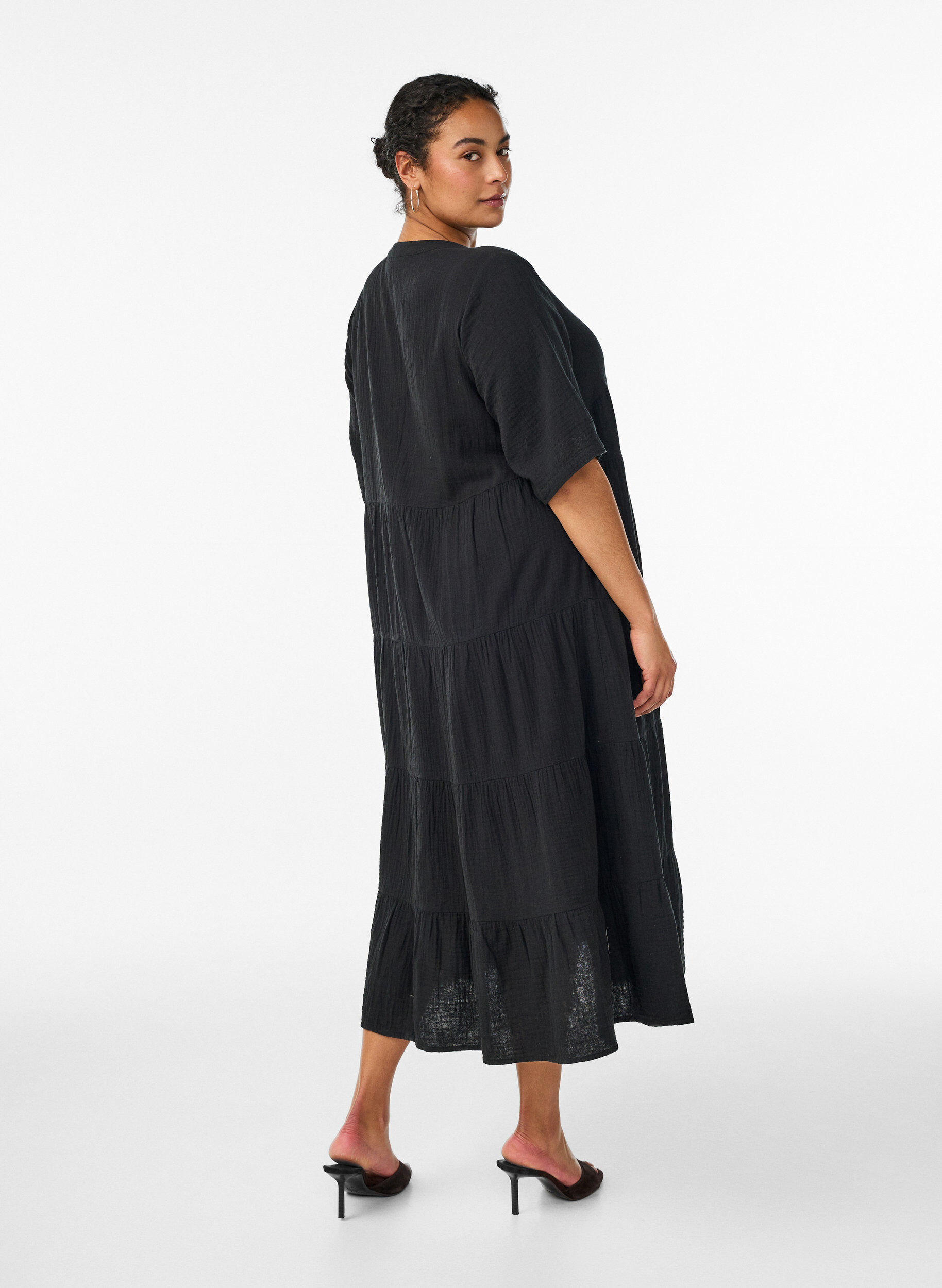 Zizzi Robe midi coupe &eacute;vas&eacute;e en mousseline de coton, Noir, Model image number 2