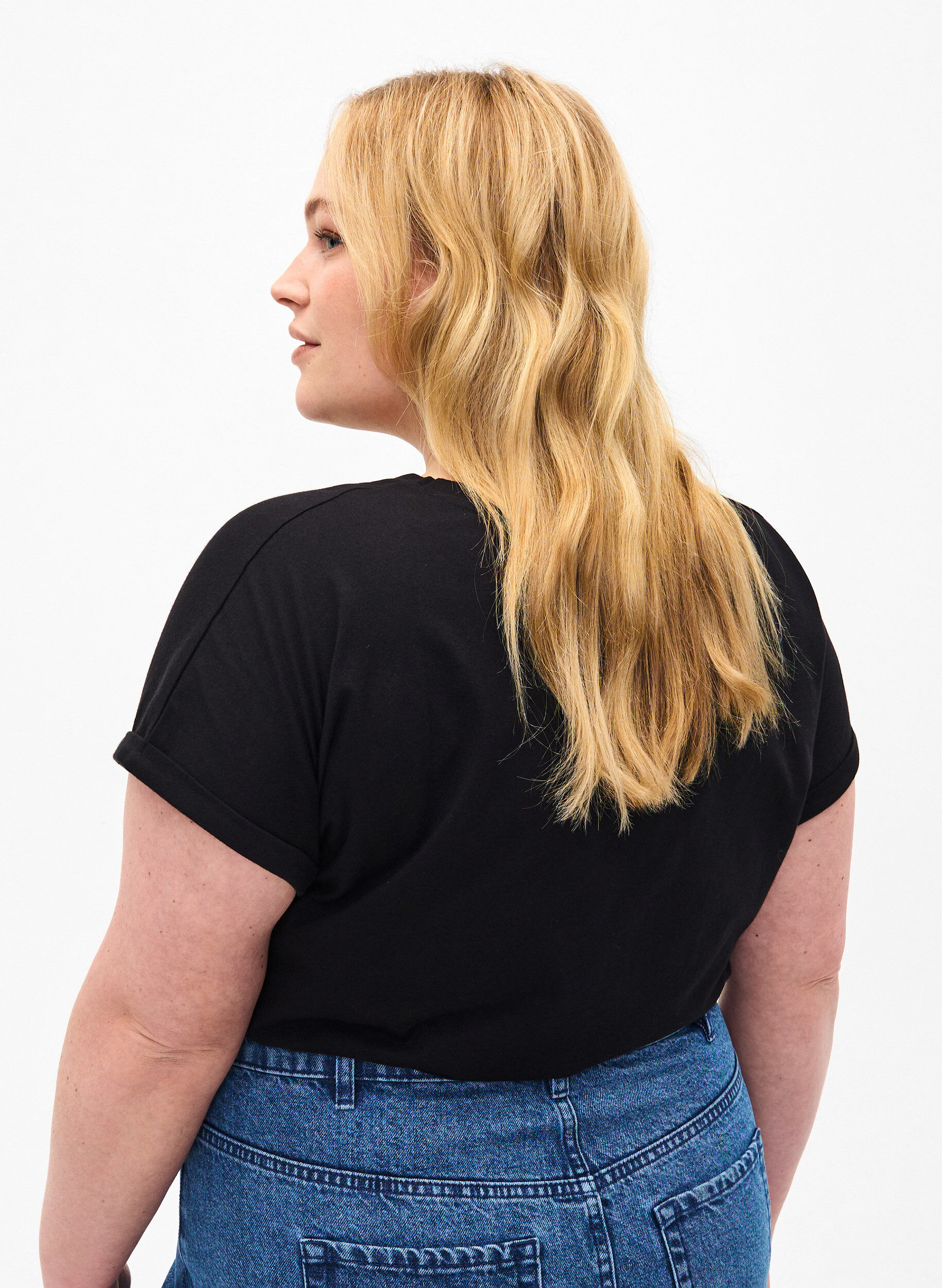 Zizzi T-shirt en coton biologique avec imprim&eacute; dor&eacute;, Black W. Free, Model image number 1