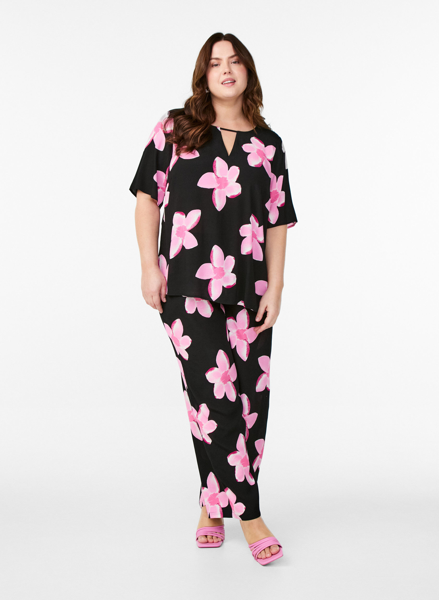 Pantalon ample en viscose avec imprim&eacute;, Noir, Model