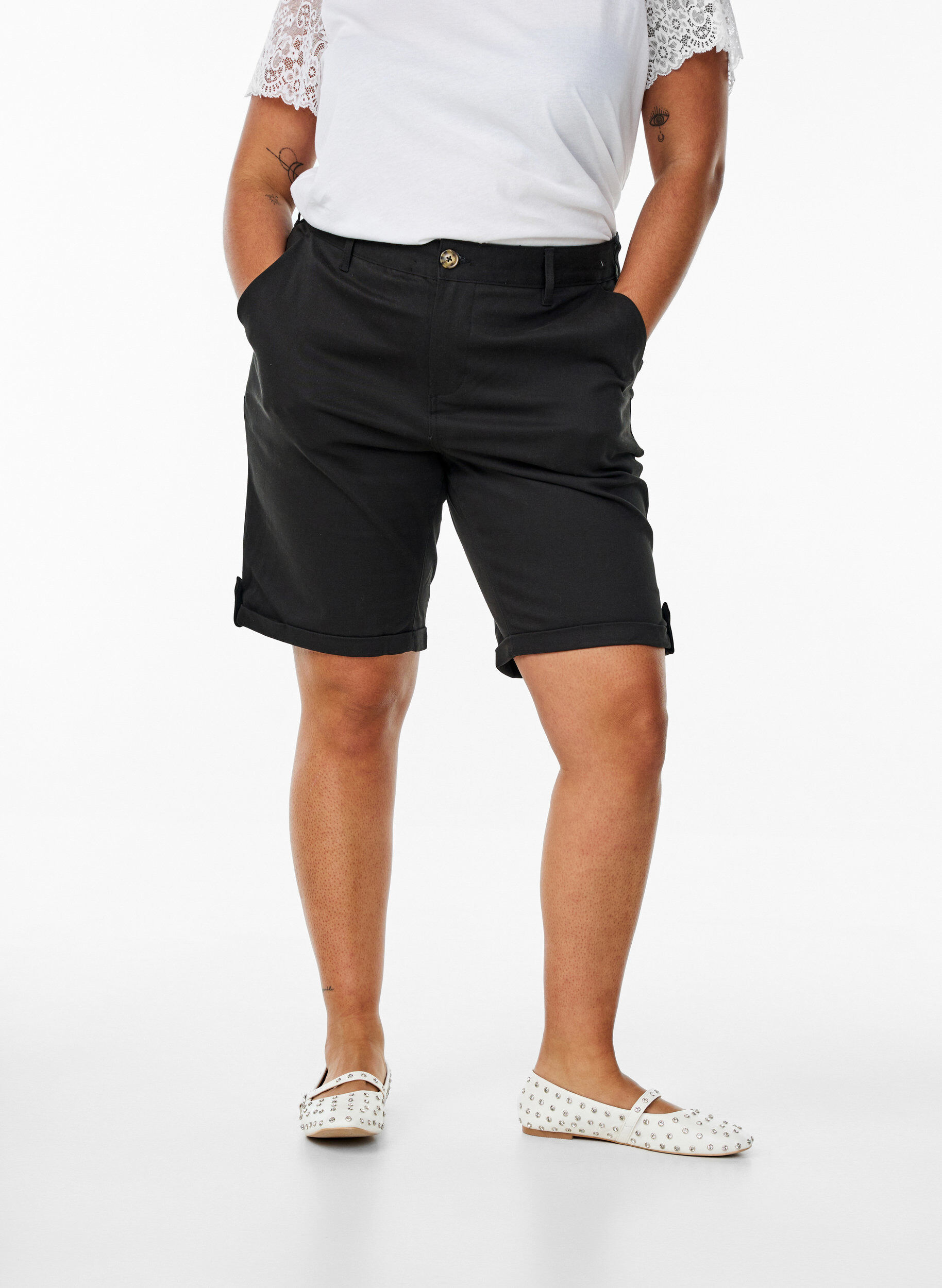 Zizzi Short chino avec poches, Noir, Model image number 3