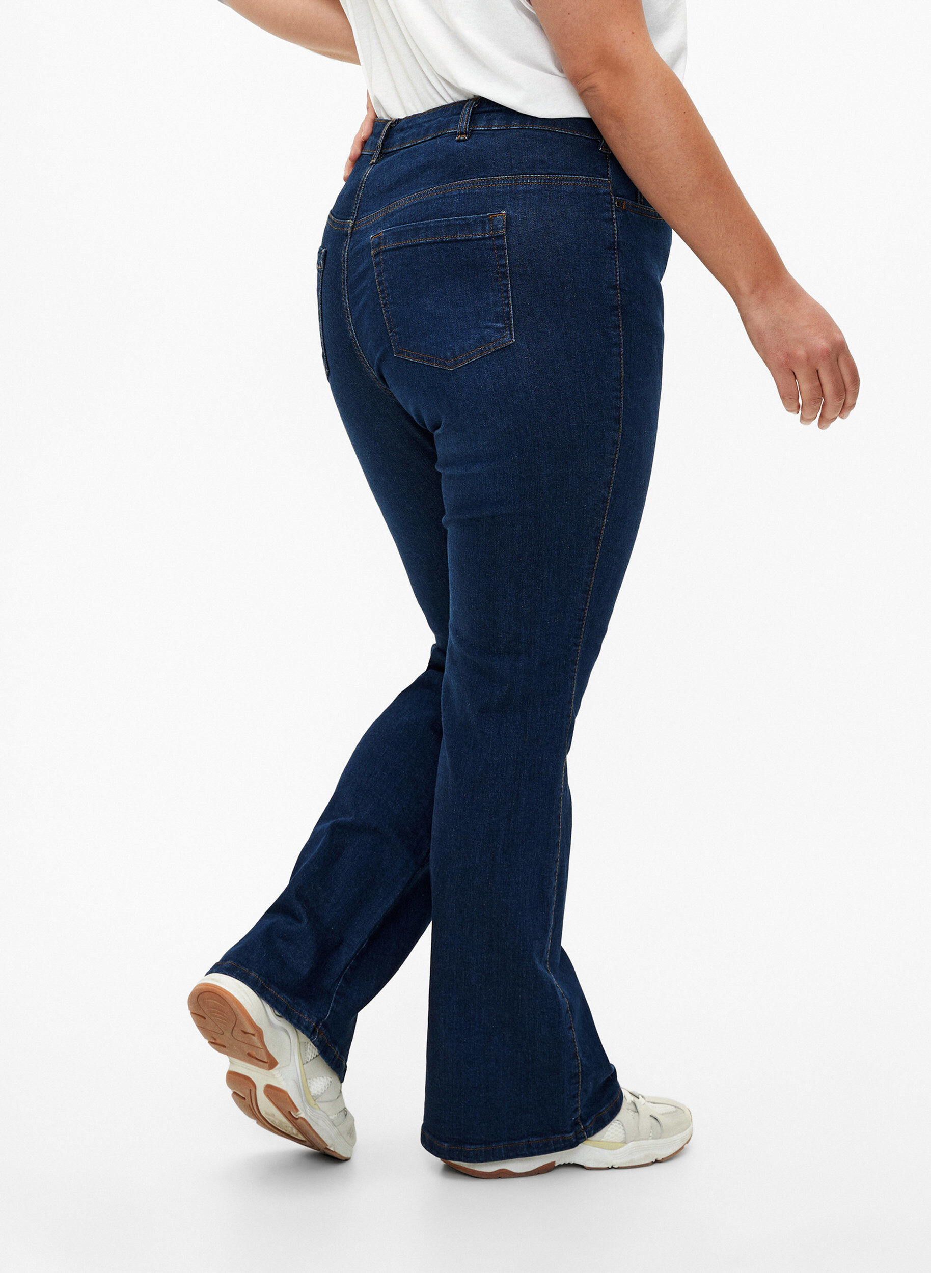 Zizzi Jeans bootcut Ellen &agrave; taille haute, Bleu, Model image number 2