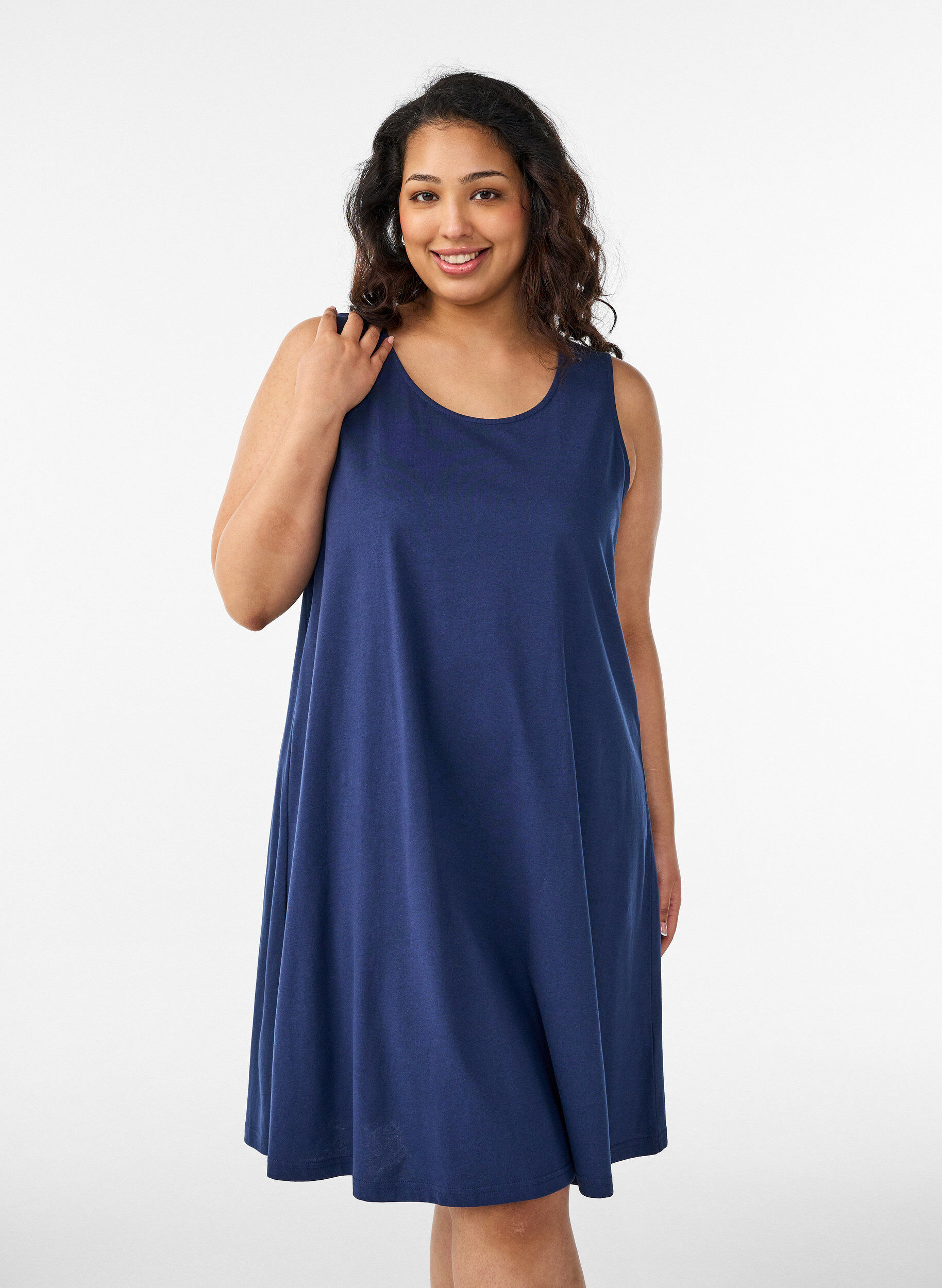 Robe &eacute;vas&eacute;e sans manches, Bleu, Model