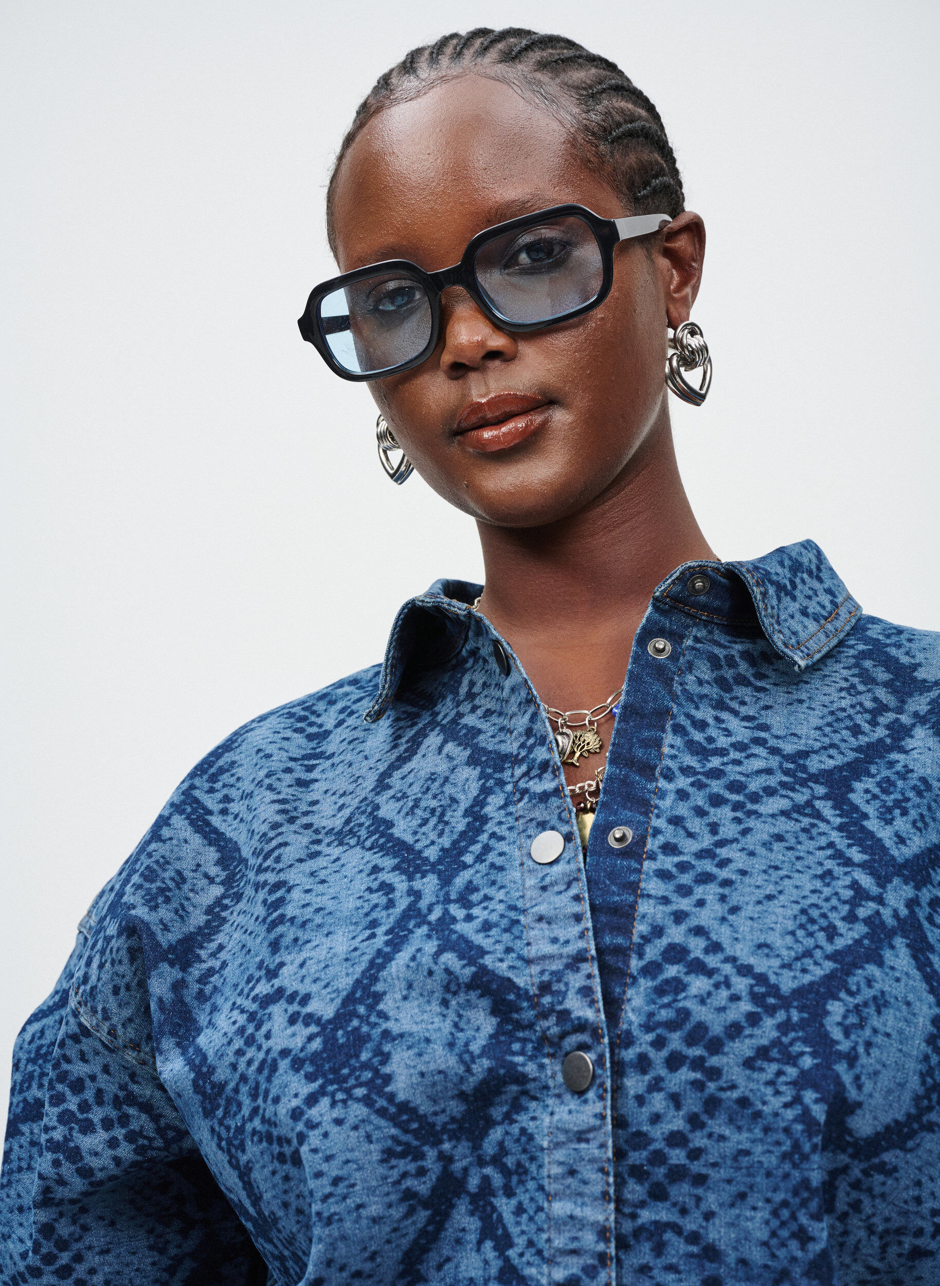 Zizzi Chemise en jean ample &agrave; imprim&eacute; serpent, Bleu, Image image number 0