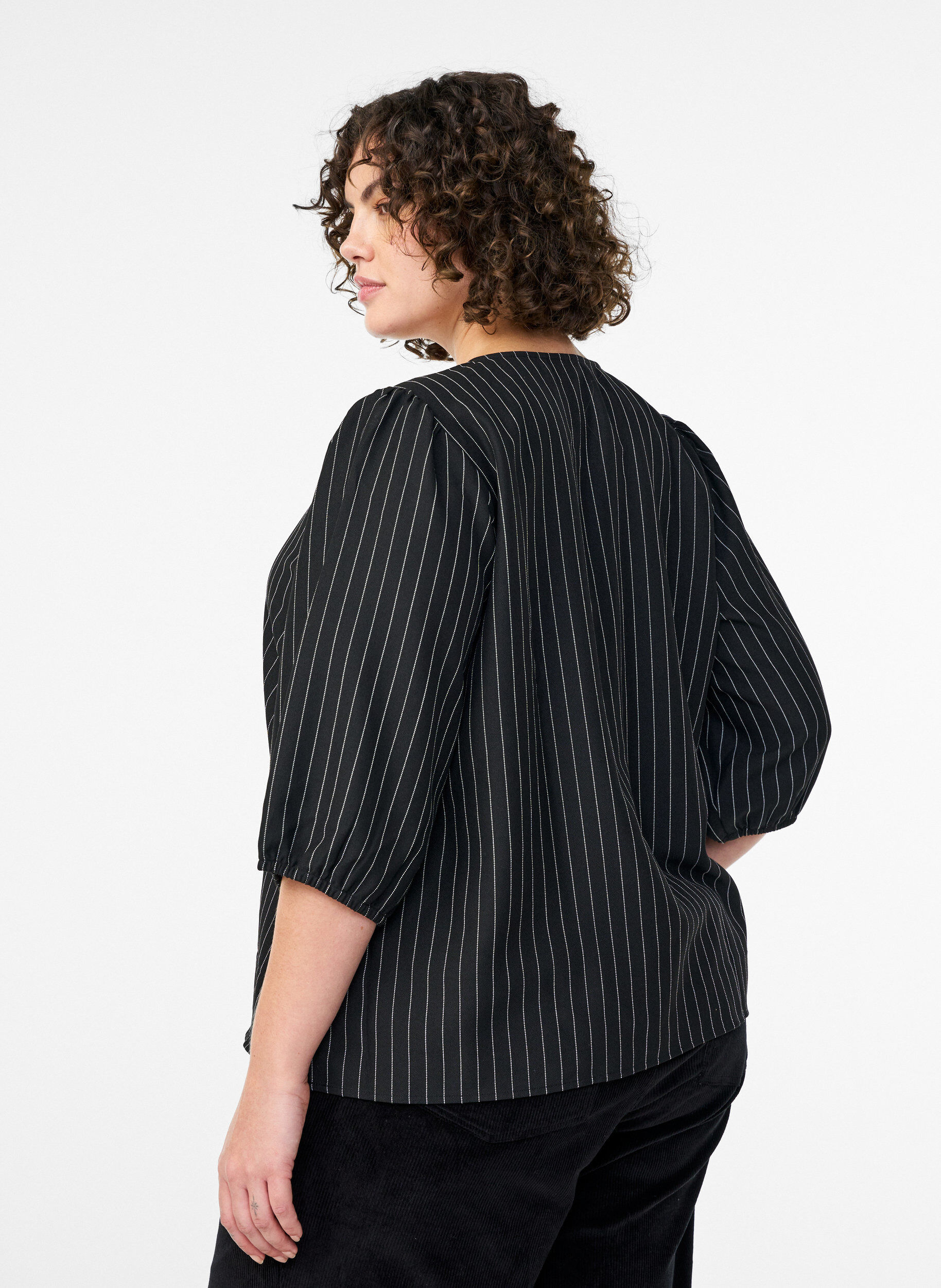 Zizzi Blouse &agrave; fines rayures et liens &agrave; nouer, Noir, Model image number 2