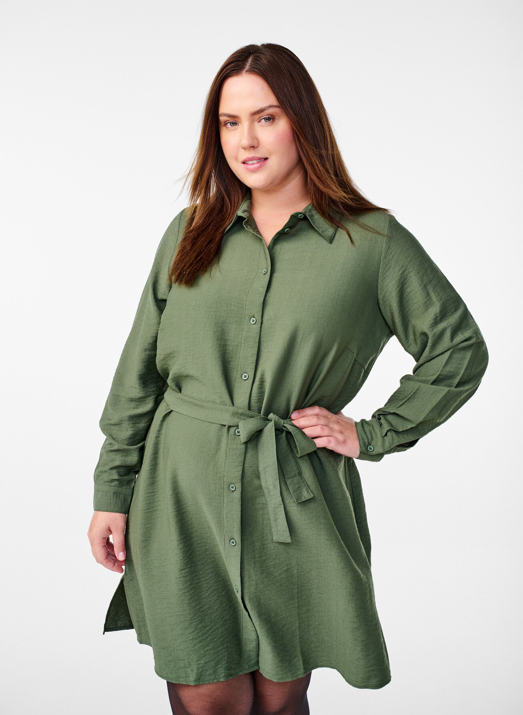 Zizzi Robe chemise avec ceinture nou&eacute;e et manches longues, Vert, Model image number 0