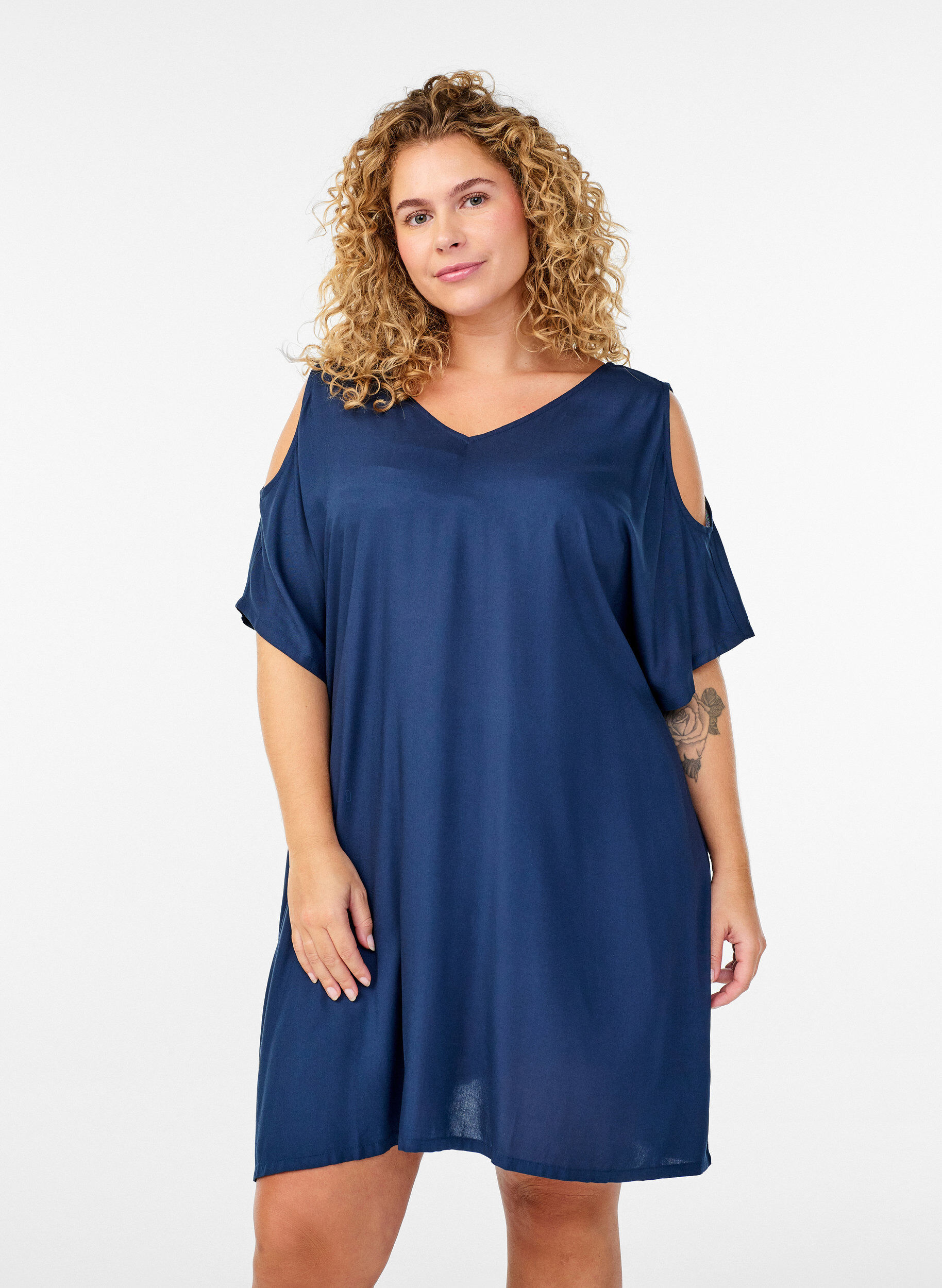 Zizzi Robe de plage en viscose avec d&eacute;tail aux &eacute;paules, Bleu, Model image number 0