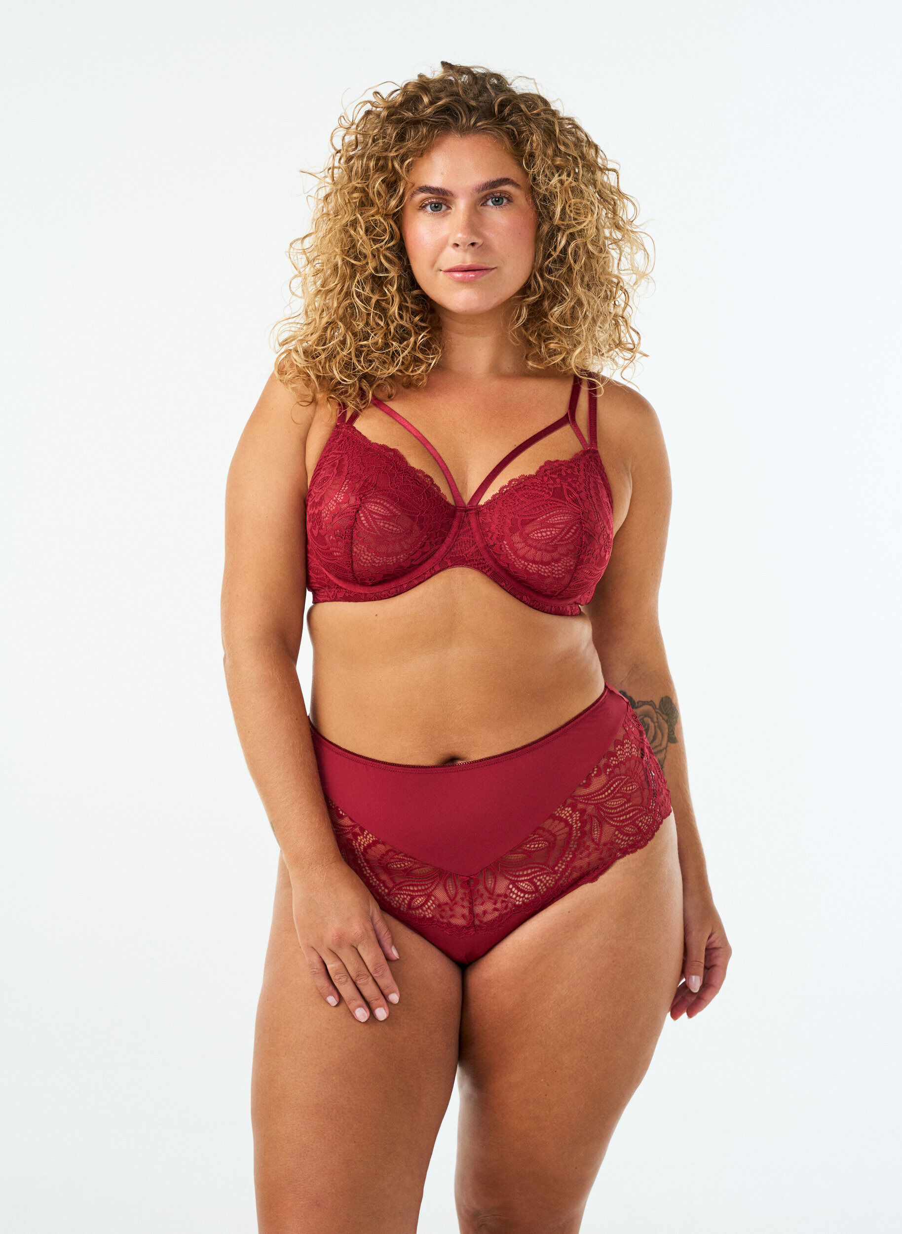 ZizziSoutien-gorge embo&icirc;tant avec dentelle et doubles bretelles, Noir, Model image number 1