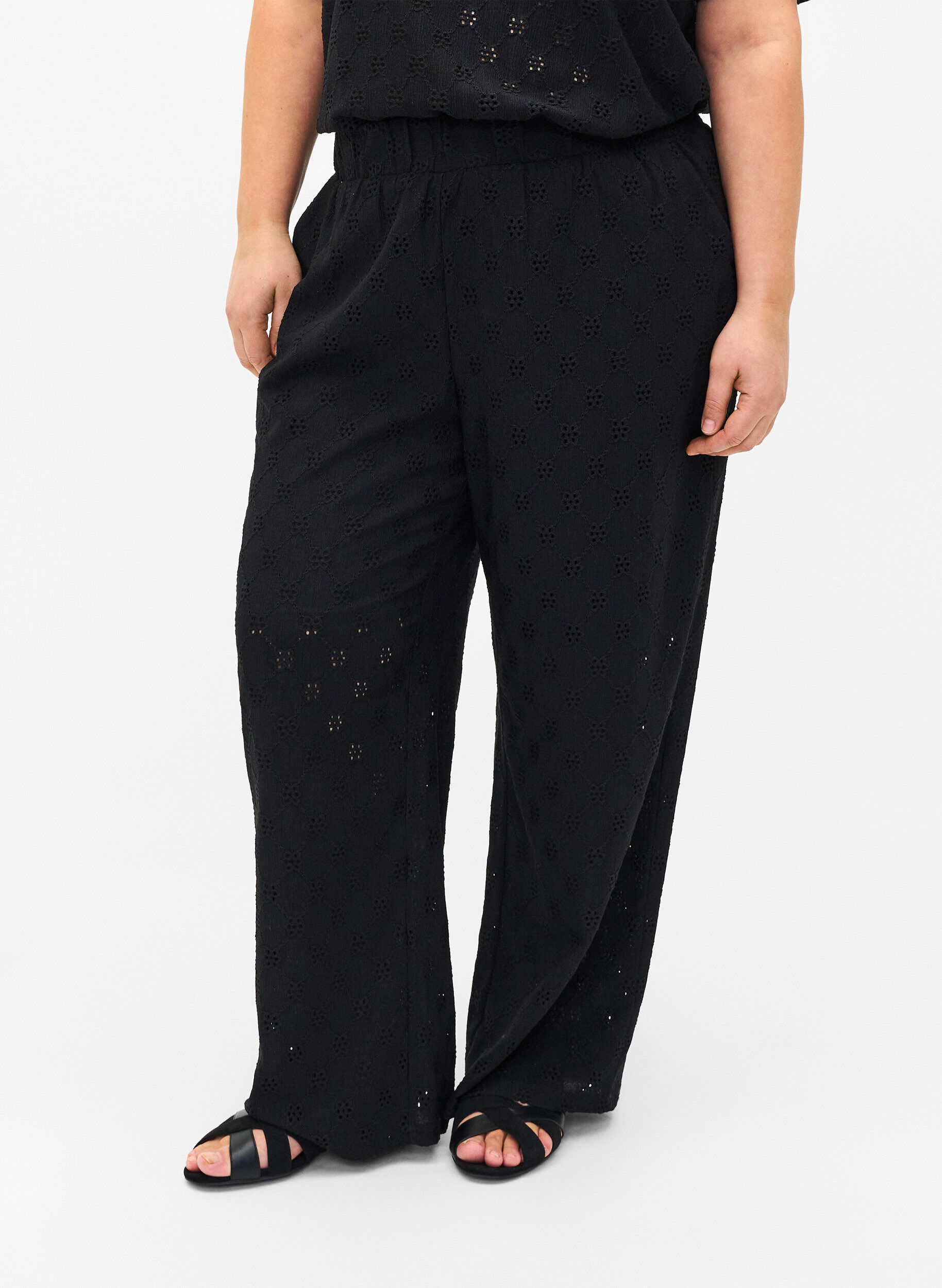 Zizzi Pantalon ample avec motif &agrave; trou, Black, Model image number 2