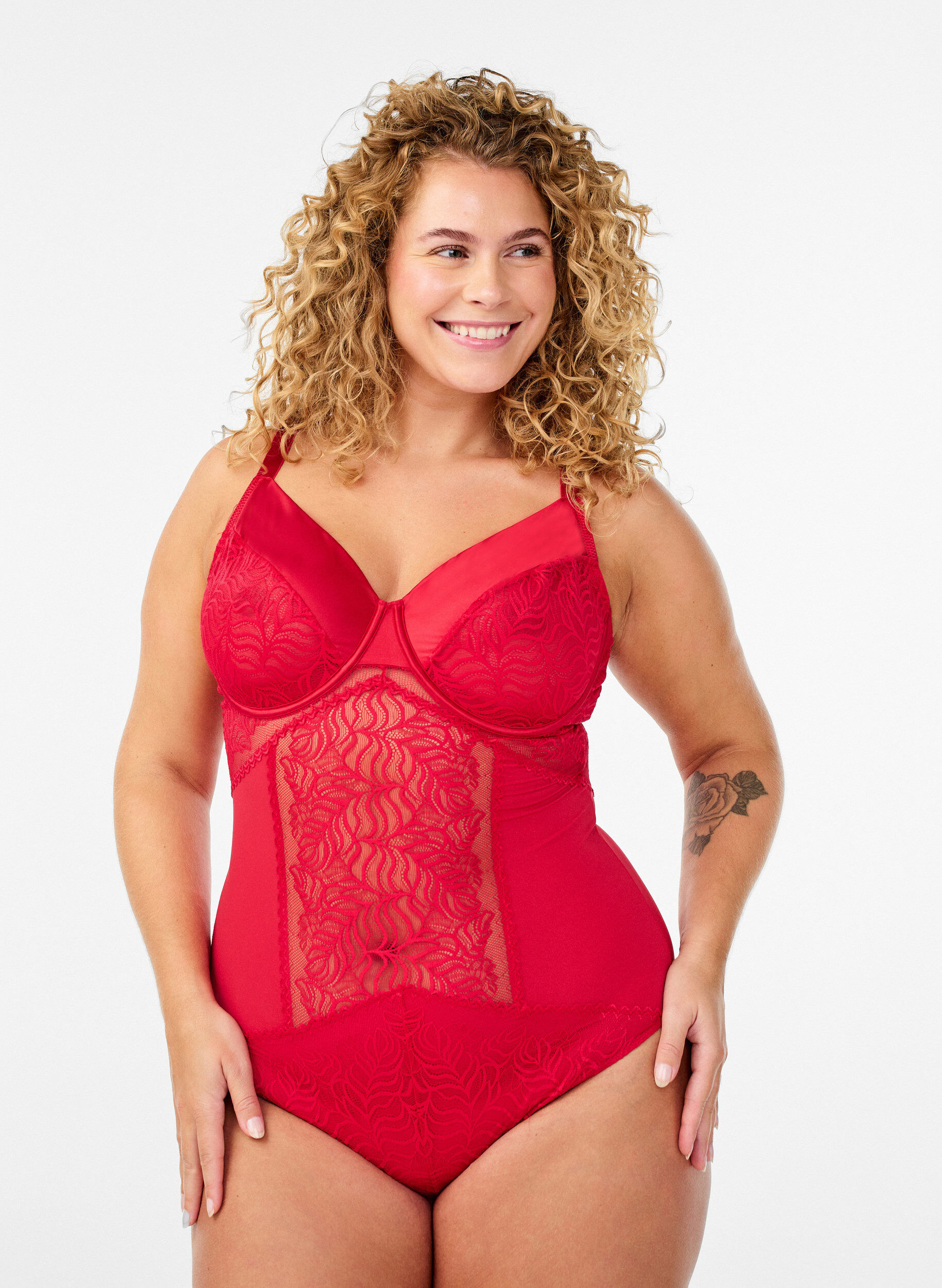 Zizzi Body avec d&eacute;tails en dentelle et satin, Rouge, Model image number 0