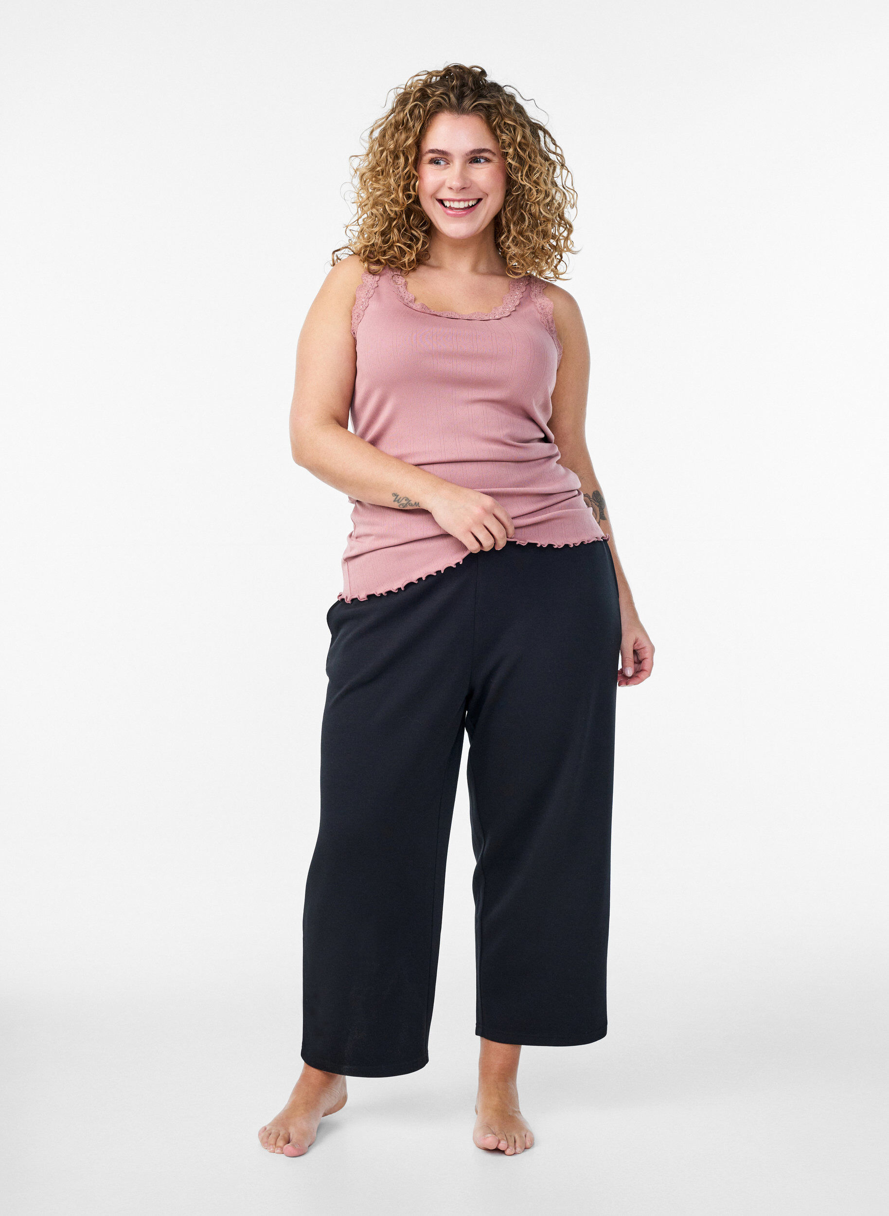 Zizzi D&eacute;bardeur avec bordure en dentelle et broderie &agrave; &oelig;illets, Rose, Model image number 1