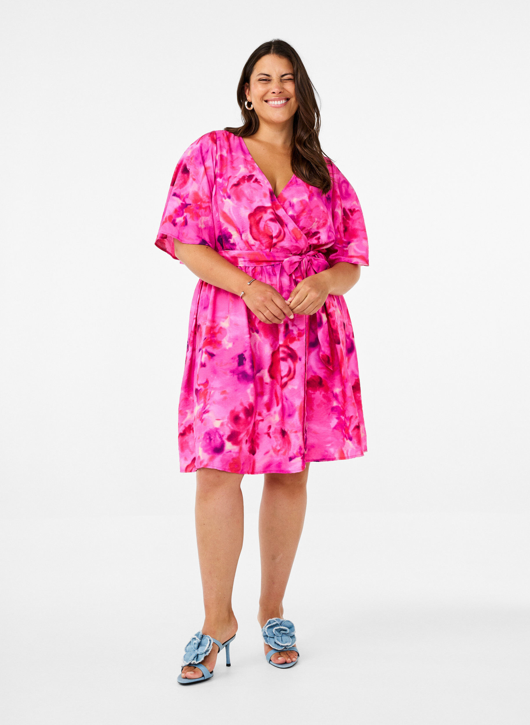 Zizzi Robe portefeuille mi-longue &agrave; imprim&eacute; floral, Pink Rose AOP, Model image number 1