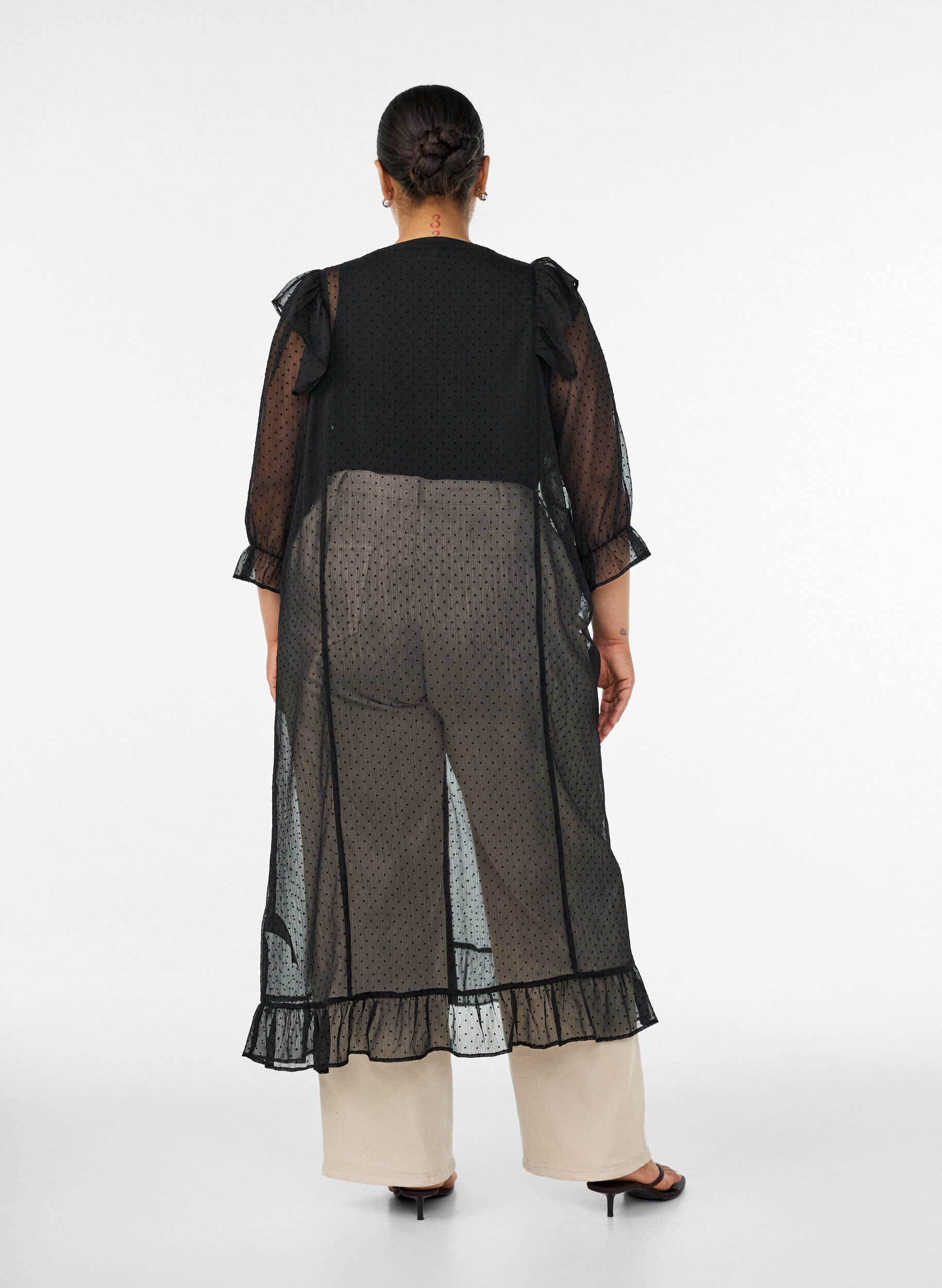 ZizziRobe midi en tissu l&eacute;ger et vaporeux &agrave; pois, avec des volants, Noir, Model image number 1