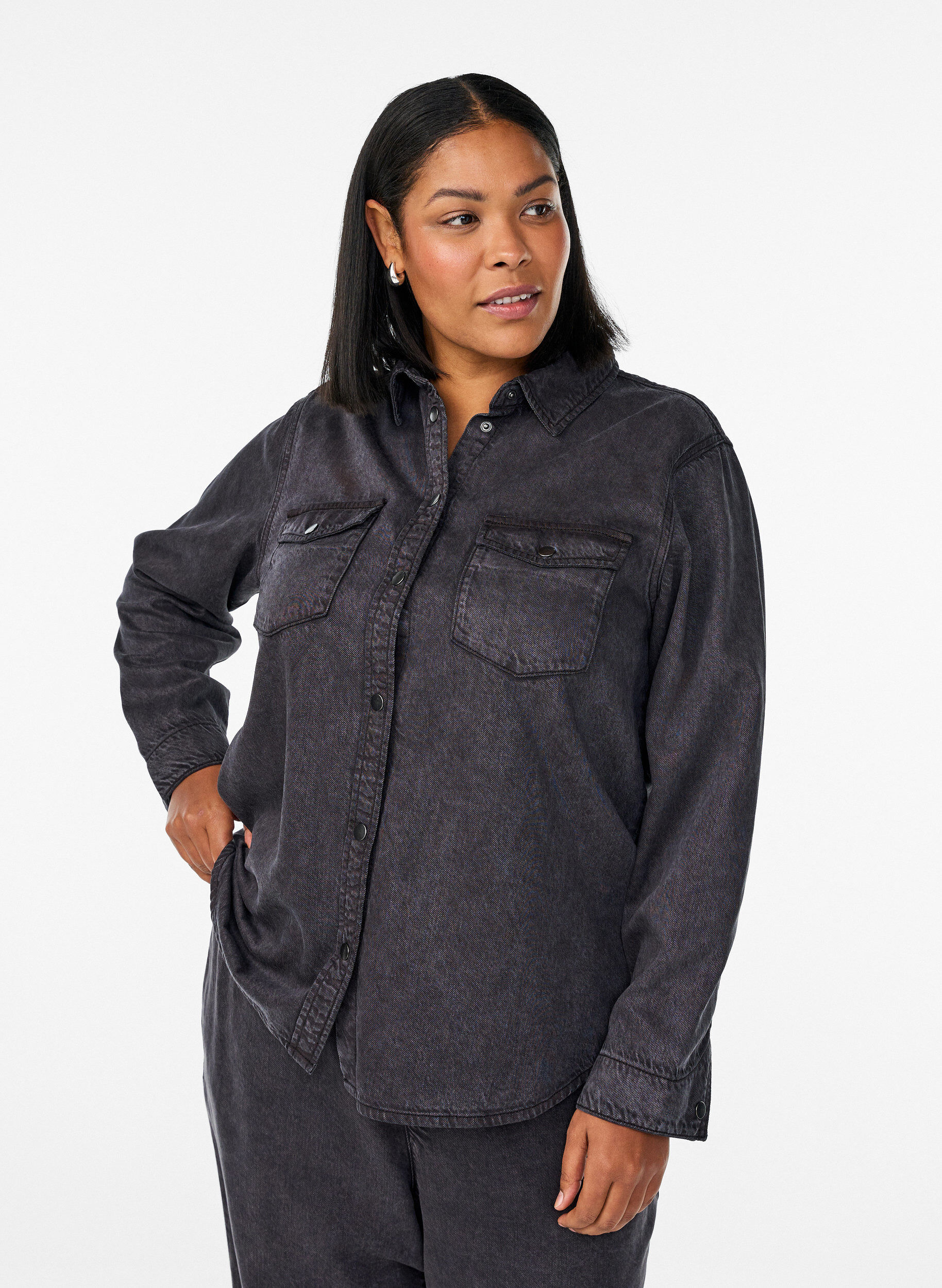 Chemise en jean avec poches poitrine, Gris, Model