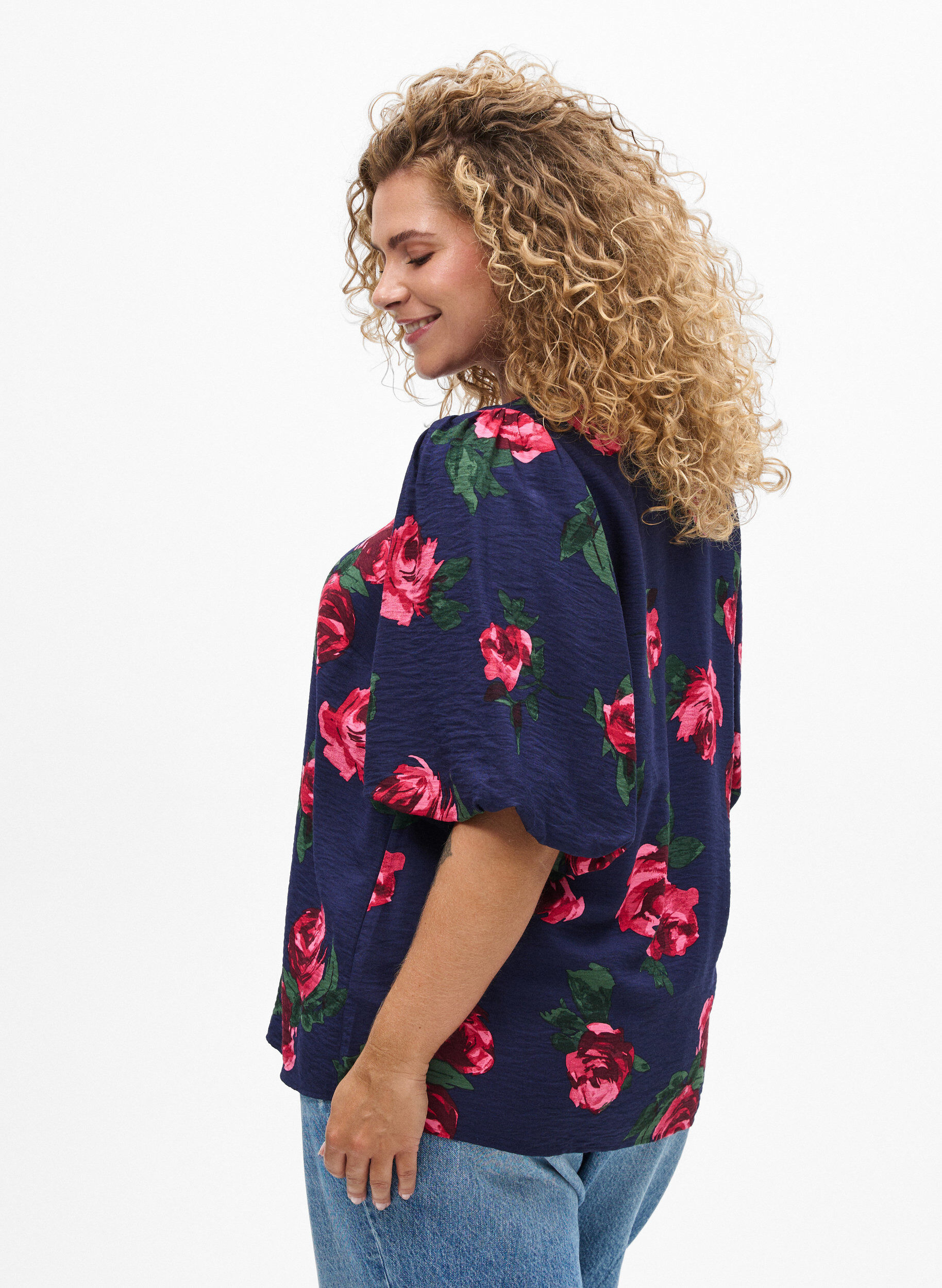 Zizzi Blouse &agrave; imprim&eacute; roses et manches courtes bouffantes, Bleu, Model image number 2