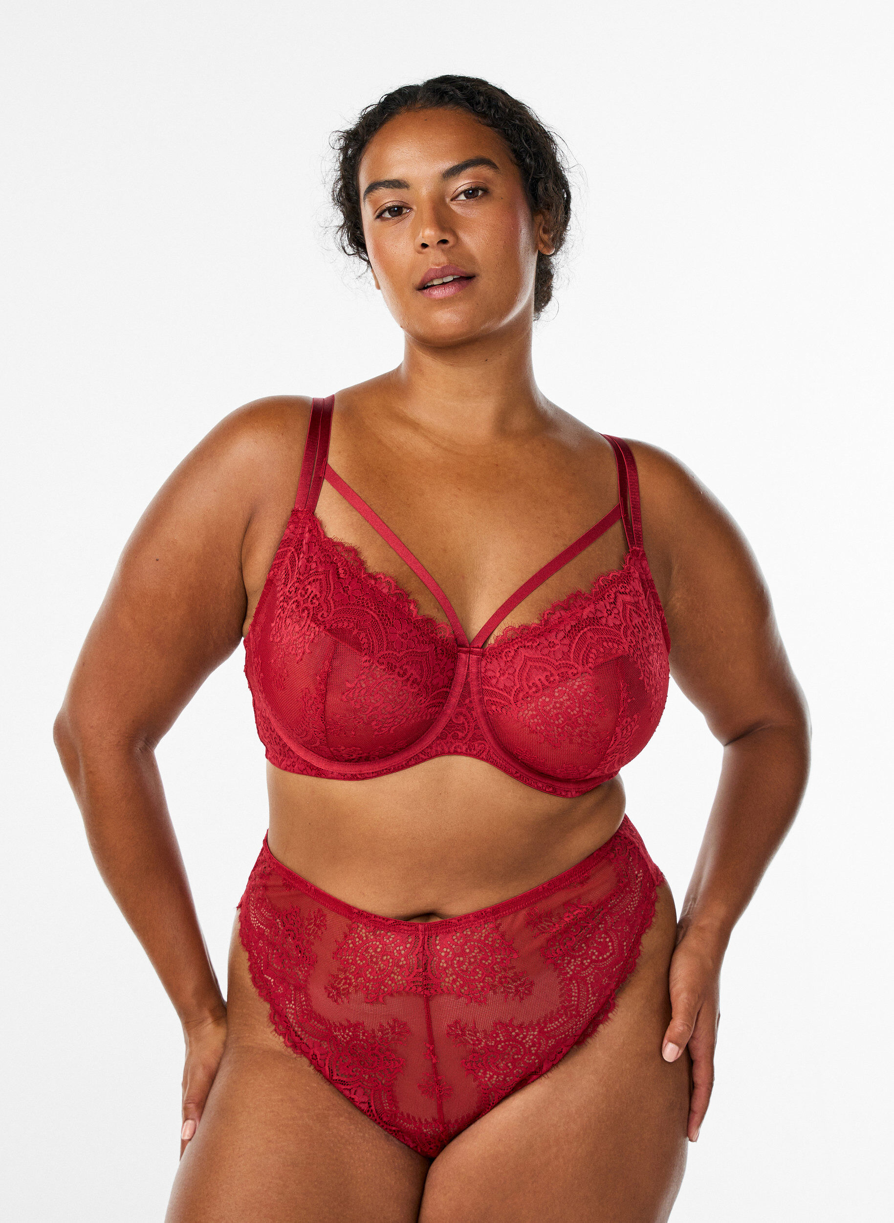 Zizzi Soutien-gorge embo&icirc;tant en dentelle avec d&eacute;tails de lani&egrave;res, Rouge, Model image number 1