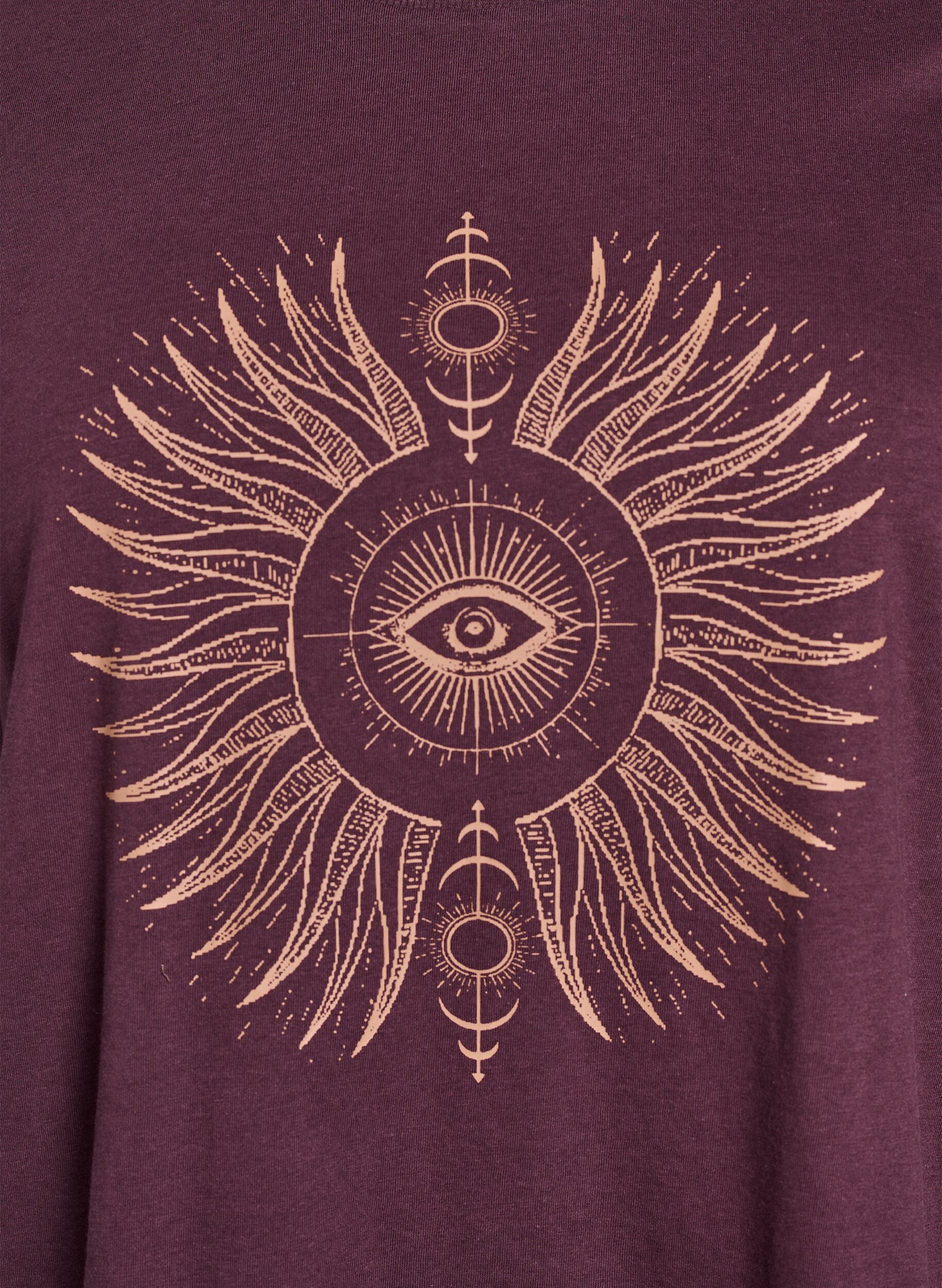 Zizzi T-shirt en coton avec imprim&eacute; sur le devant, Bordeaux fonc&eacute;, Packshot image number 2