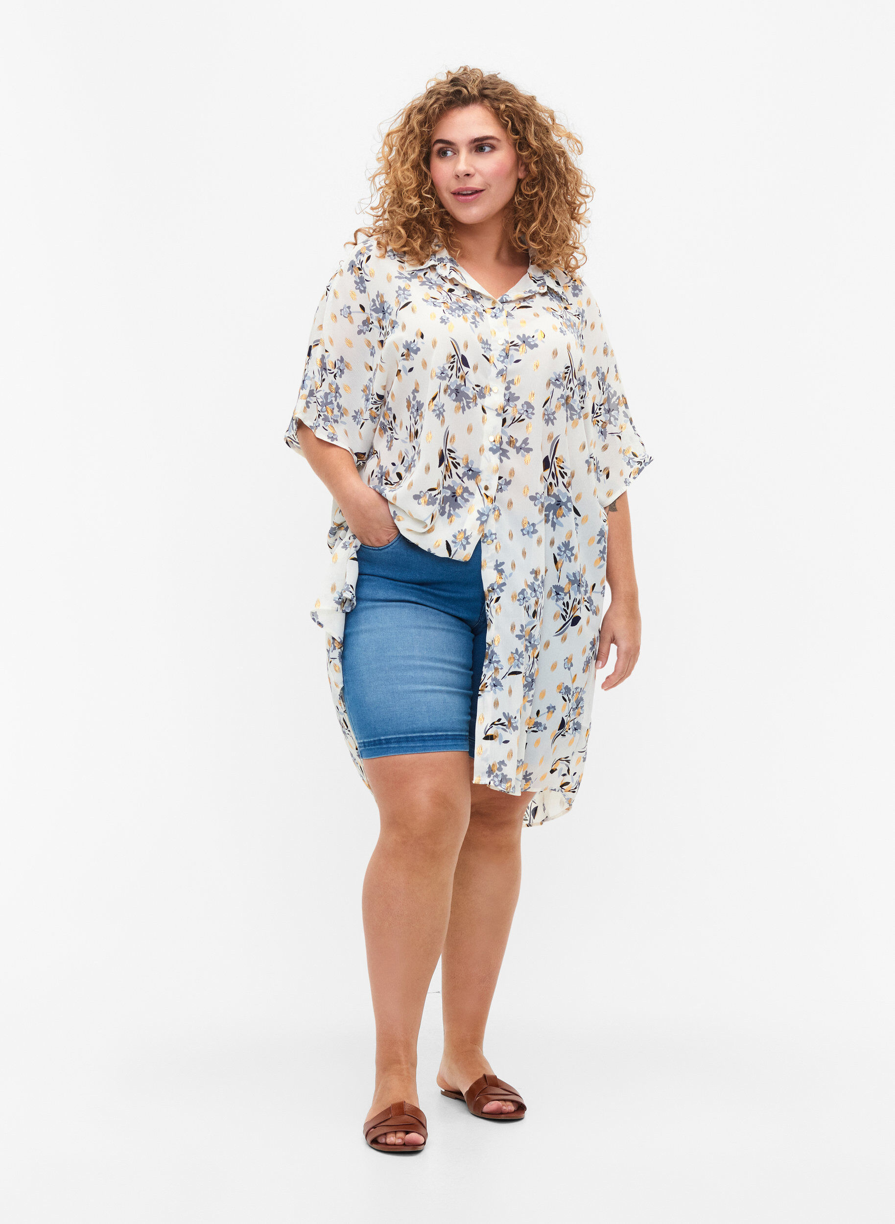 Zizzi Chemise longue &agrave; imprim&eacute; floral, White Flower/Gold, Model image number 2