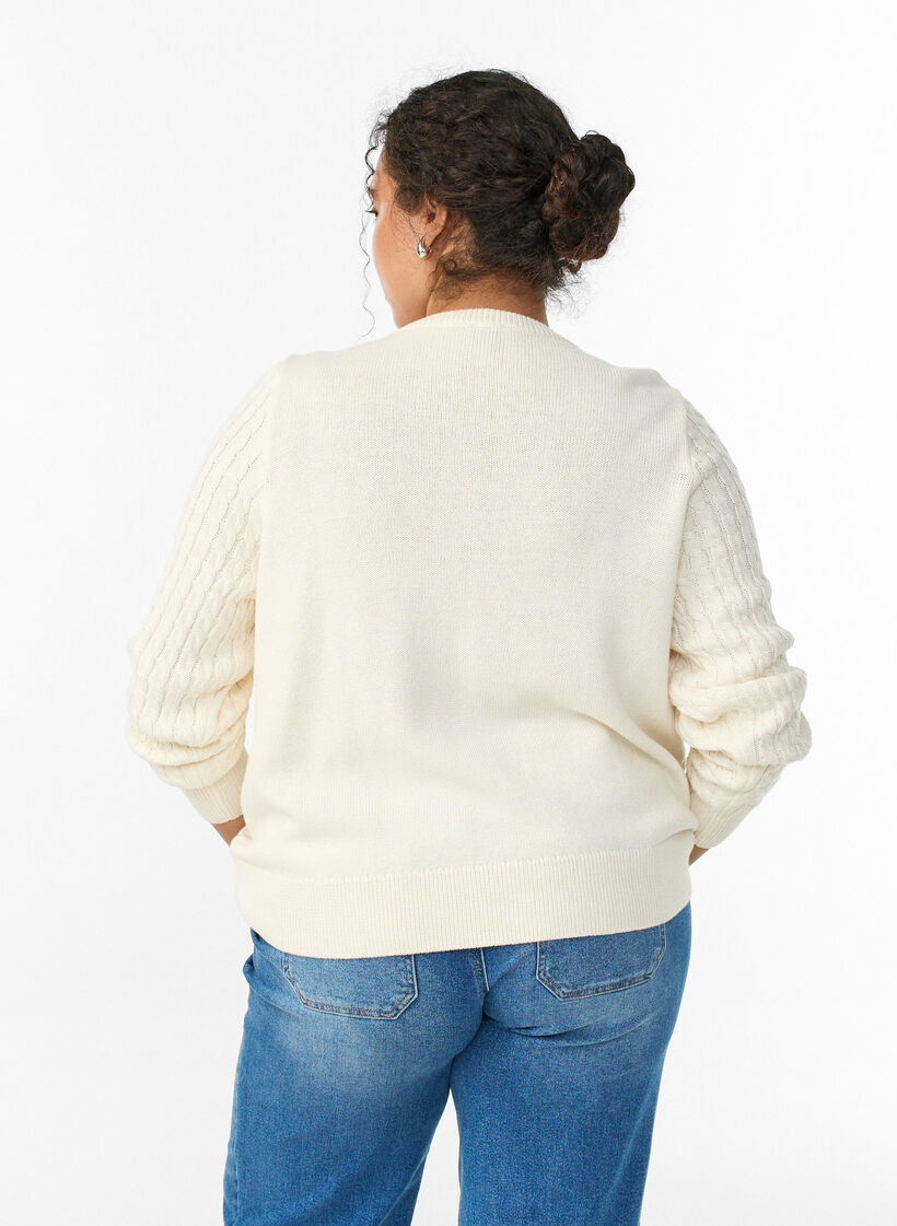 Cardigan en maille torsad&eacute;e avec boutons dor&eacute;s, Vanille, Model