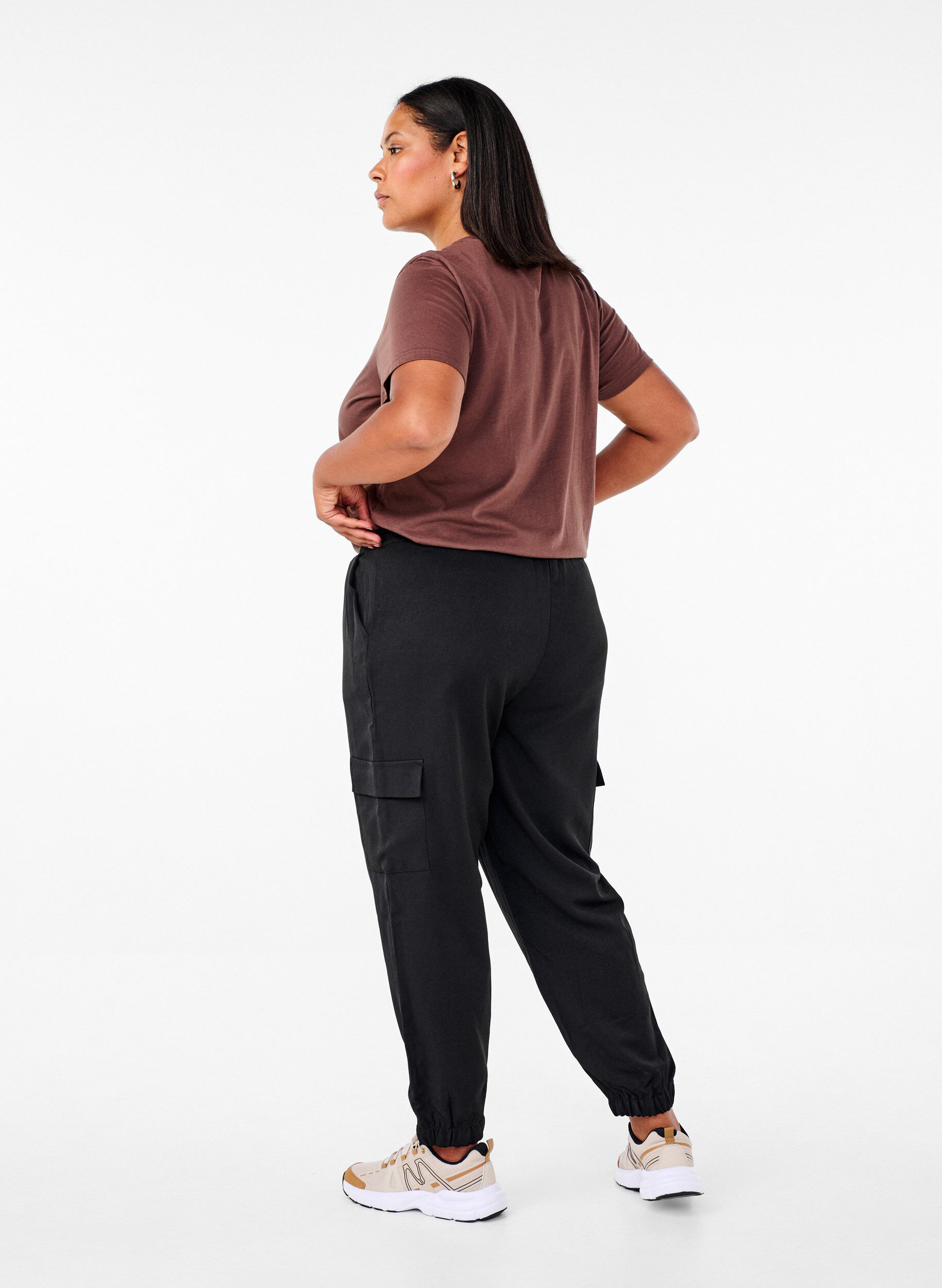 Zizzi Pantalon avec poches cargo et taille &eacute;lastiqu&eacute;e, Noir, Model image number 1