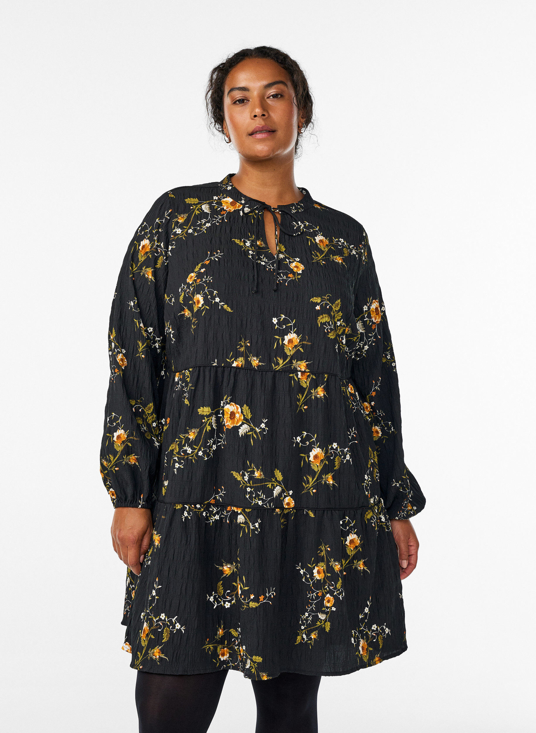 Robes &agrave; imprim&eacute; floral avec fermeture &agrave; cravate, Noir, Model